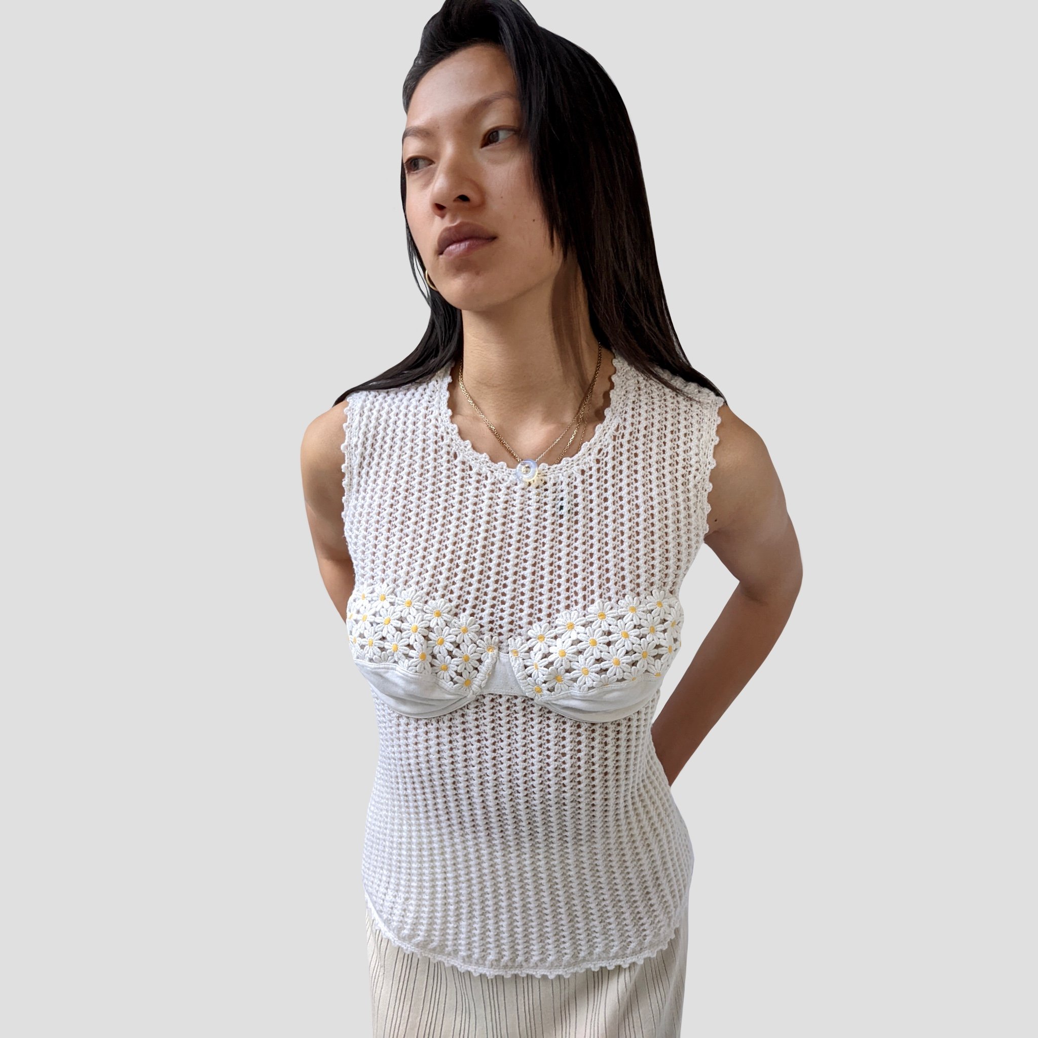 strab upcycling fashion vêtement vintage seconde-main soutien-gorge pull top shooting mannequin fleurs blanc strab boutique en ligne marque mode