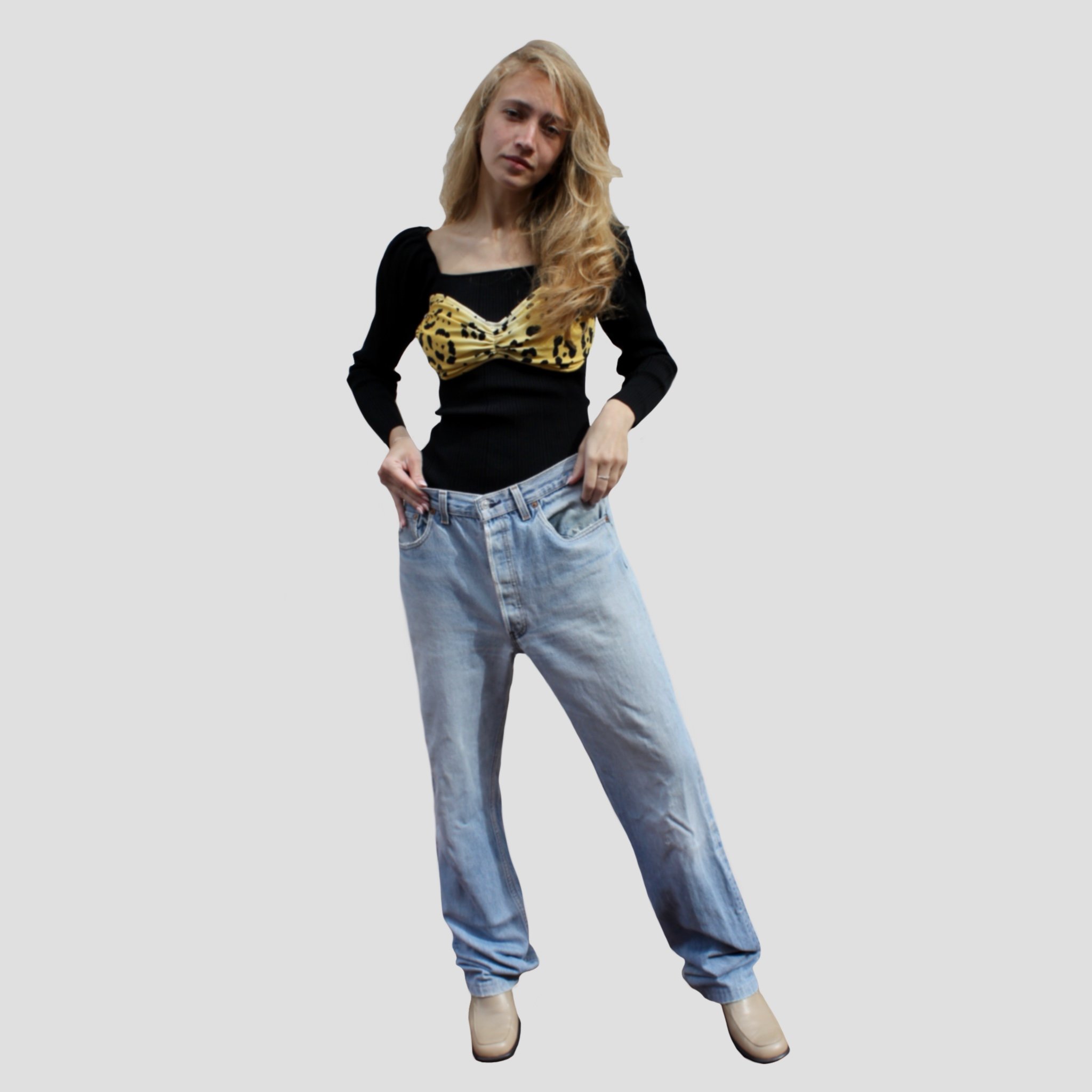 upcycling vintage vetements top look noir jaune leopard mode fashion seconde-main vente produit jeans blonde femme shooting