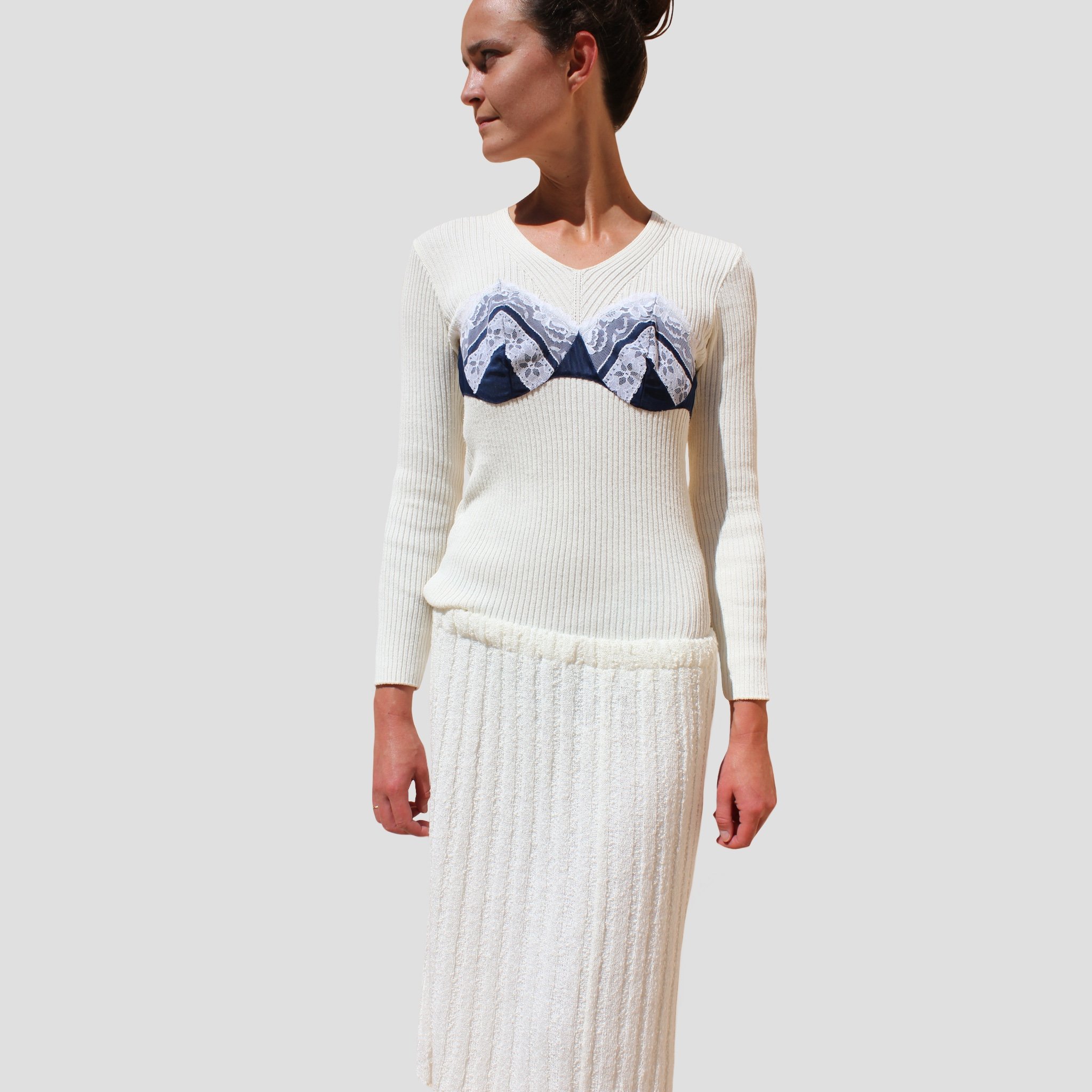 upcycling vintage vêtements top maille creme bleu blanc rayures empiecement soutien gorge nuisette dentelle motifs couture mode fashion seconde-main pull vente produit shooting