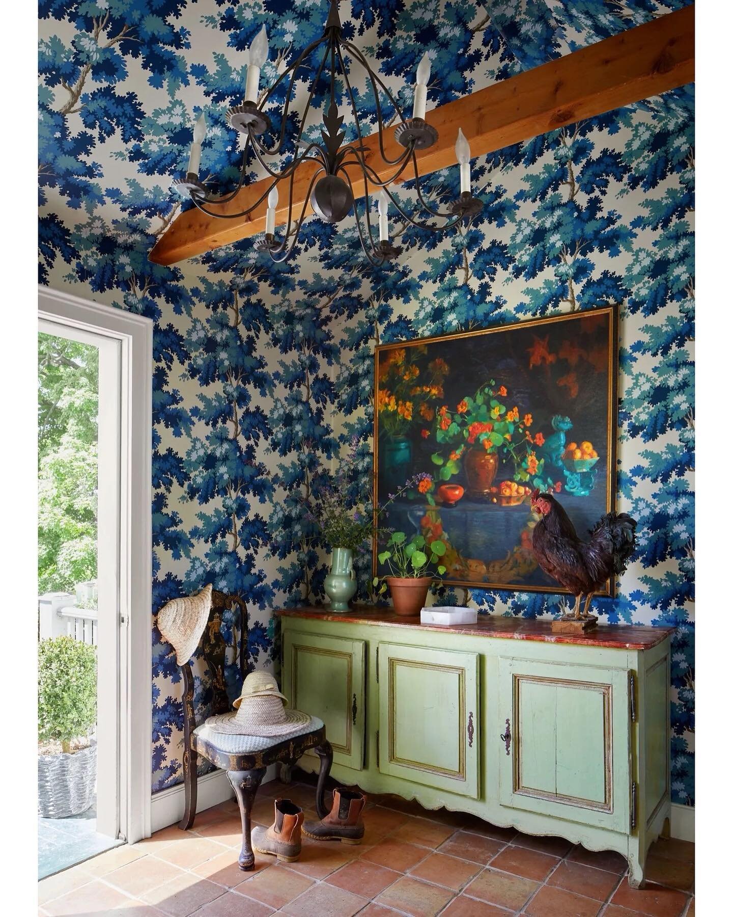 Have never been one for a subtle entrance. The wallpaper is Sandberg &ldquo;Raphael&rdquo; @scalamandre. The French buffet with faux marble painted top is from my parent&rsquo;s first home. The painting (artist unknown) was my paternal great great gr