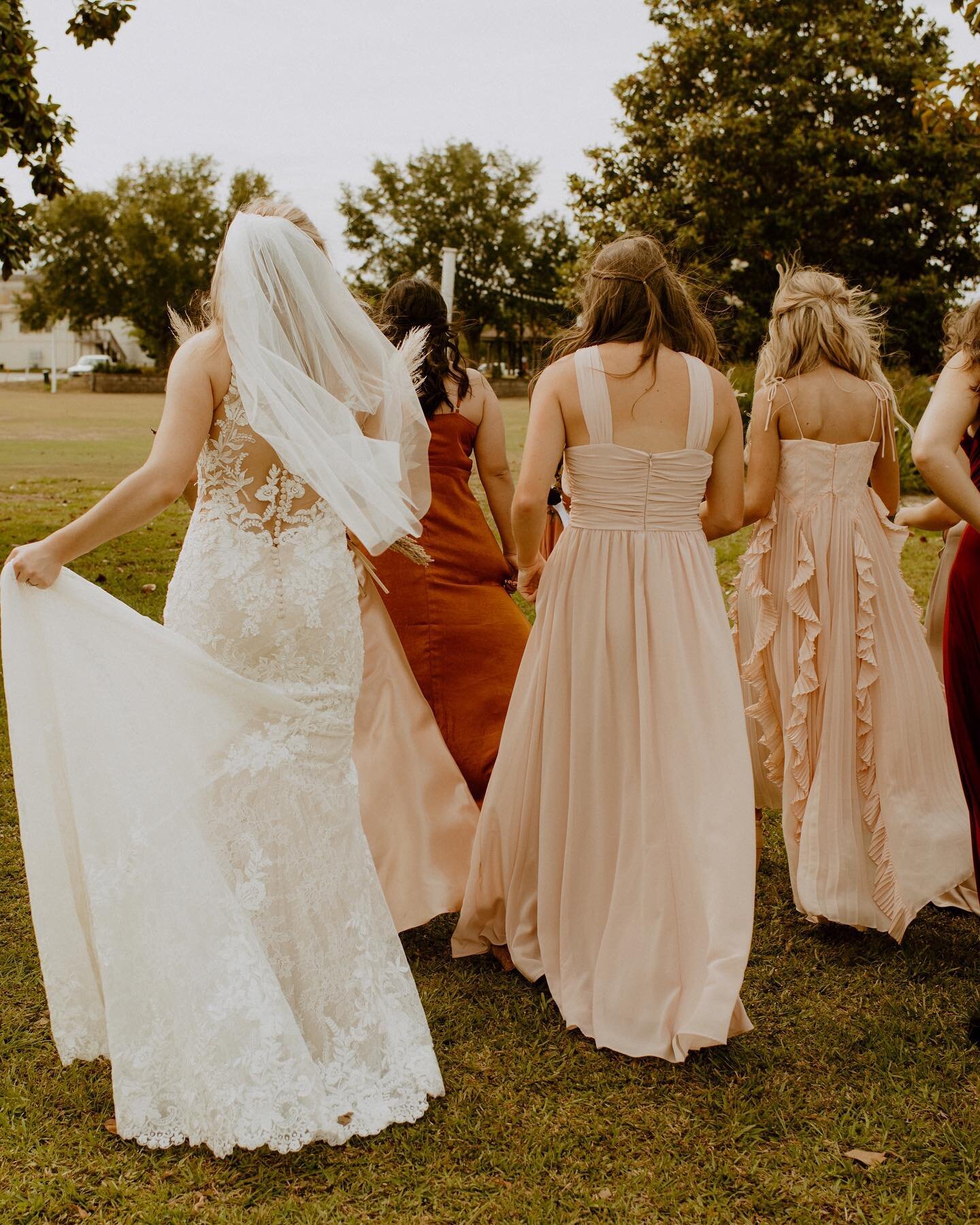 All brides need a girl gang..
And mannnn did Morgan have one 
👀👀👀👀
These girls absolutely killed it .

- shot for my girl @heydeannakay