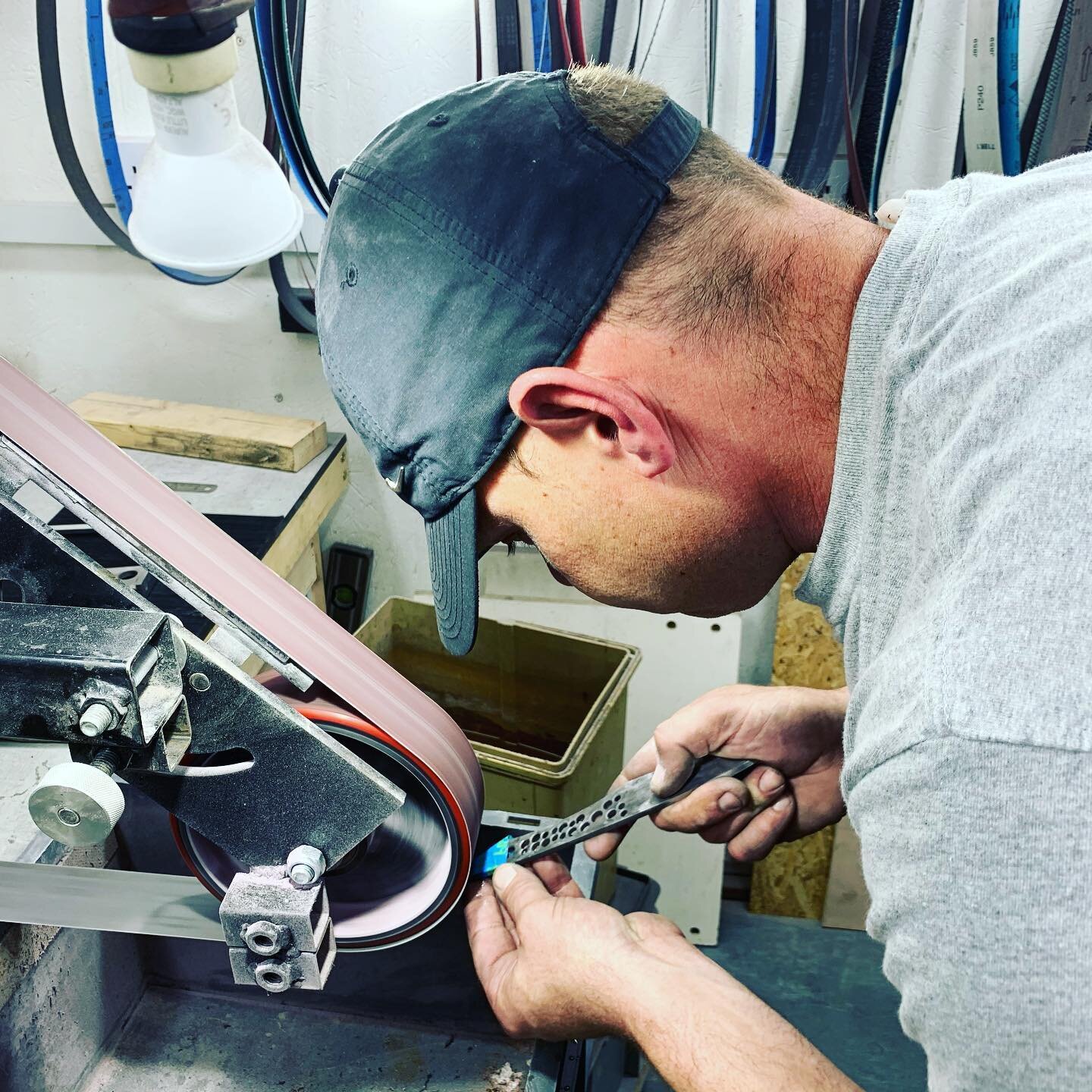Throwback to visiting @marmajuke_creations and watching a true craftsman at work! 

#knives #knife #knifelife #knifemaking #knifeporn #knive #knivesofinstagram🔪 #marmaduke #custom #madeinengland #madeintheuk #craft #crafts #craftsmanship #customkniv