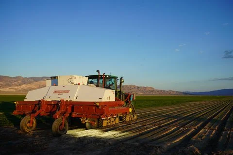 LaserWeeder es la mejor solución para el control de las malas hierbas. Robot agrícola operando en un campo al atardecer