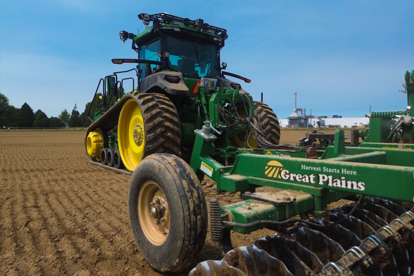 Carbon Robotics Se pone en marcha el programa «Carbon Autonomy Ready»; Great Plains Manufacturing se une como primer miembro