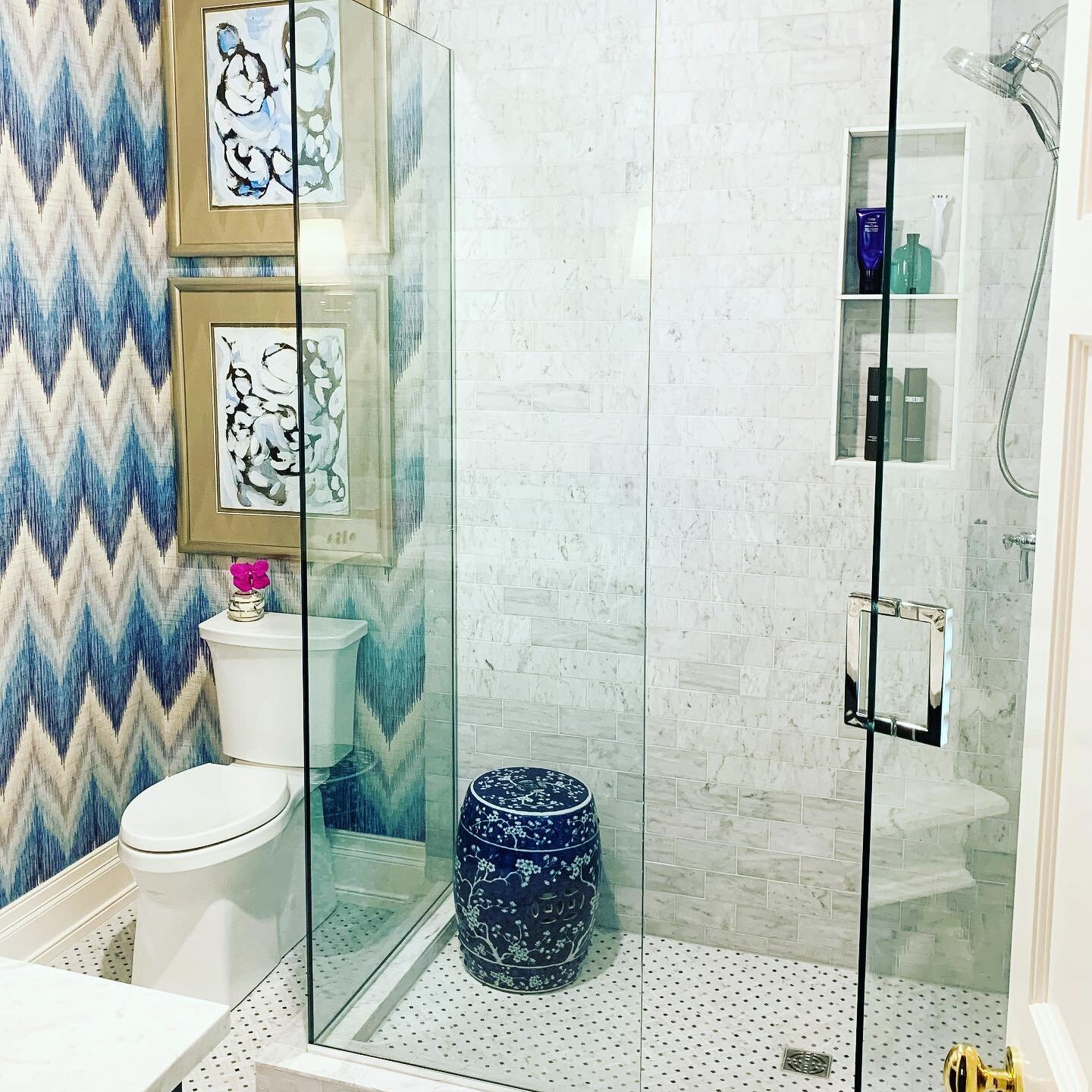Wallpaper Wednesday with a shower tip ~ a decorative garden stool makes for a pretty and perfect height shaving foot rest! I have one in every shower of mine. 💙💦 Check out more of my favorite guest bath in Stories!
