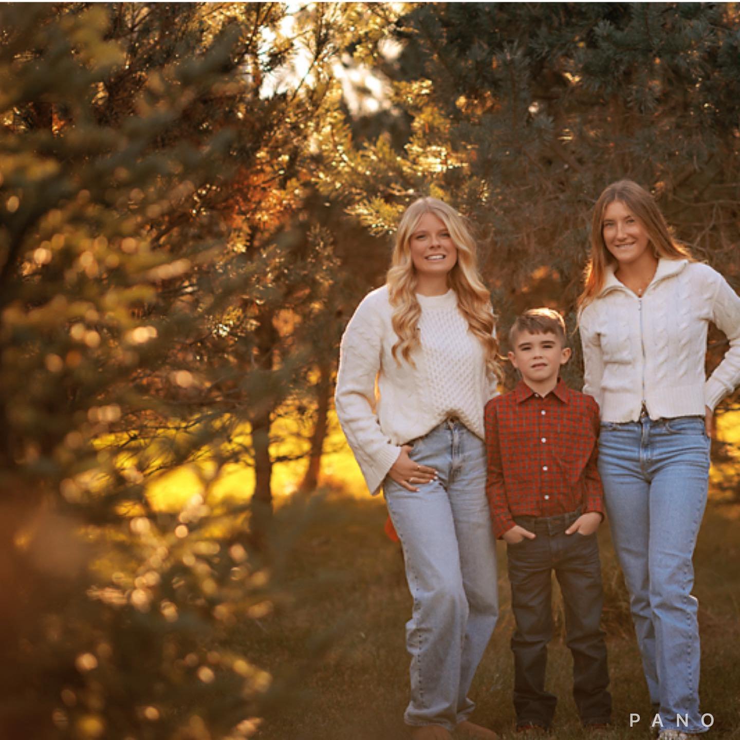 Let this be your sign that it&rsquo;s time to get photos with your cousins. 

www.dashtwostudios.com
614.626.9602

#familyphotos #cousinsquad❤️ #pickeringtonphotographer  #pickeringtonphotograher