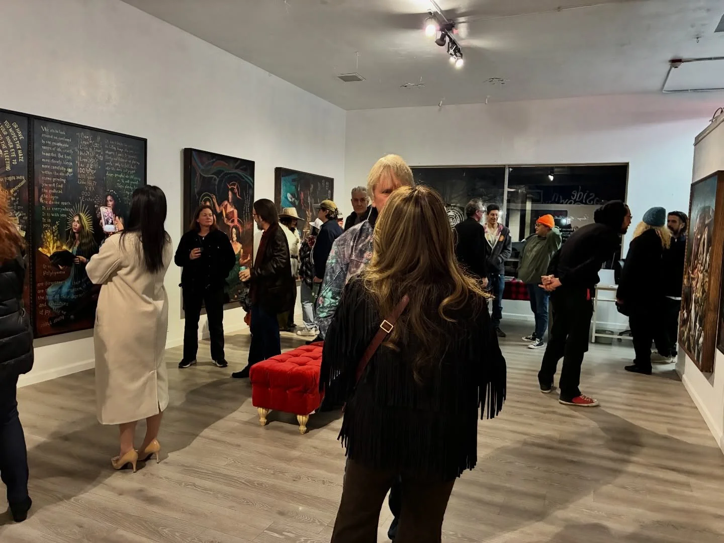 Thanks to everyone who came out for Old Stories Made New with @leelanierpaints. It was an amazing show. Watching everyone interact with the AR element added a great level of depth &amp; detail. ✨