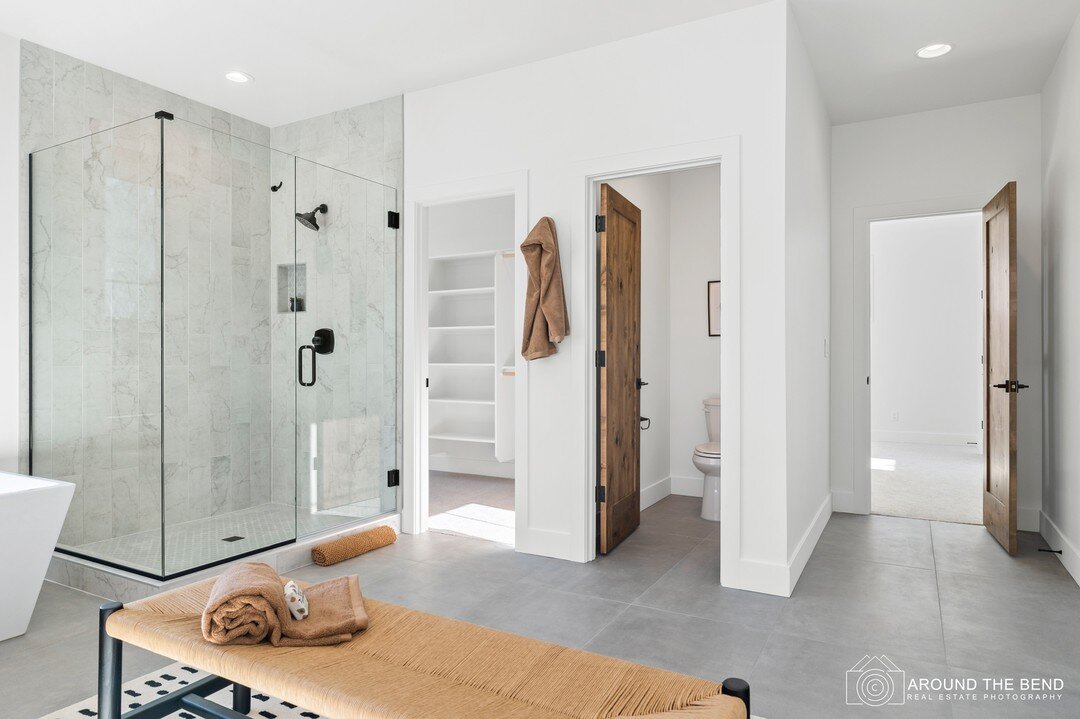 TIP OF THE WEEK - 
For a bathroom to look fresh and cleanly staged, discard used or worn towels and mats.

Let me capture the beauty in your next listing or your rental property.

Let&rsquo;s chat! 
541 390 3834 

#bendrealtor  #inbend  #benddesign  