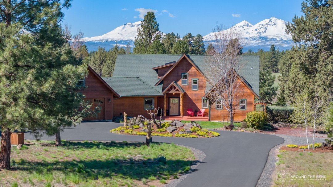 Such a beautiful home with all the mountain views. 
Check it out : 69125 Hurtley Ranch Rd, Sisters. 
Listing agent, Lisa Cole.

#centraloregonhomes  #oregonhomesforsale  #bendphotographer  #ranchliving