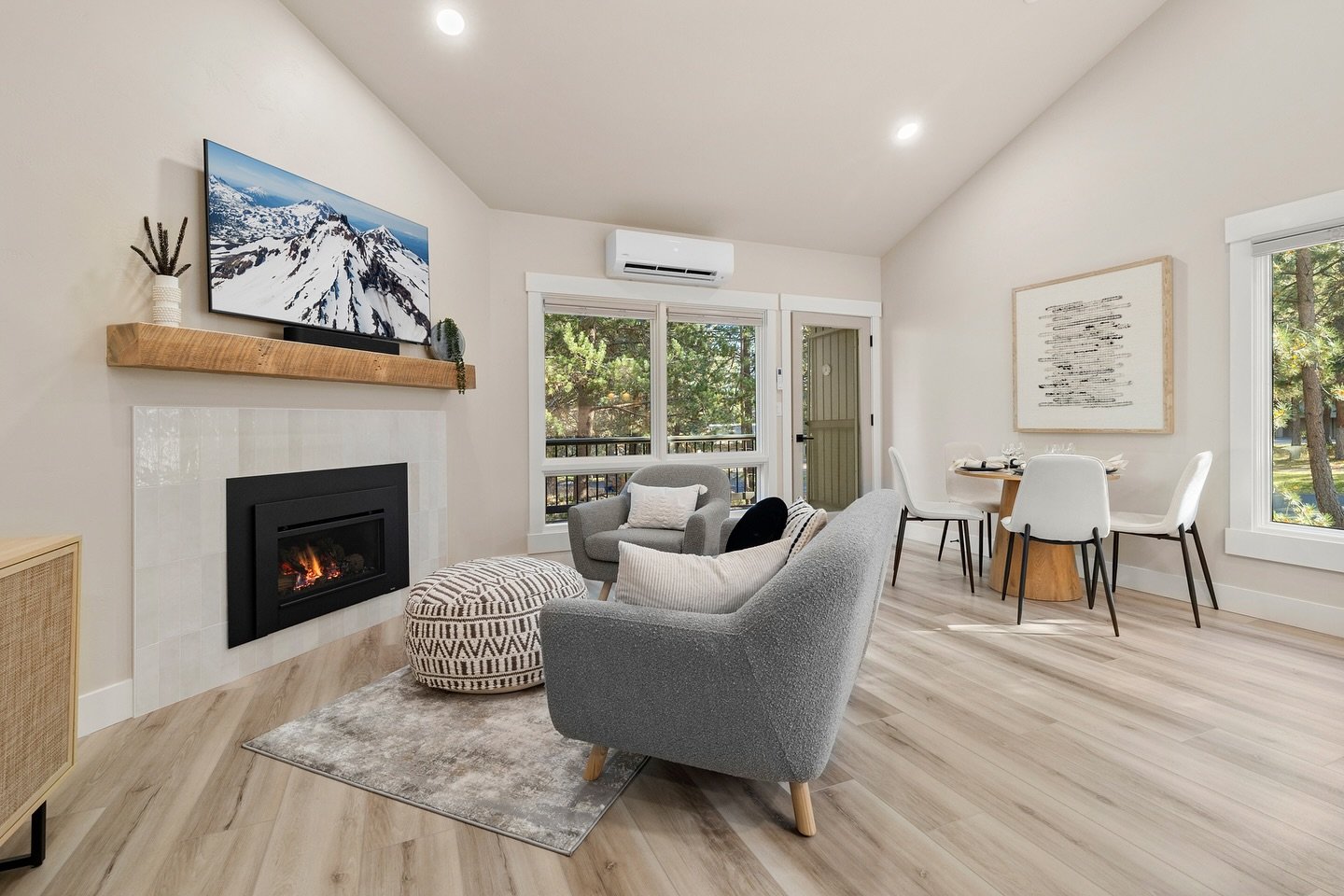 Check out this adorable newly remodeled vacation rental in Mount Bachelor Village 
@wanderlustcondobend 

@mtbachelorvillageresort 
#bendvacationrentals  #inbend #bendphotographer