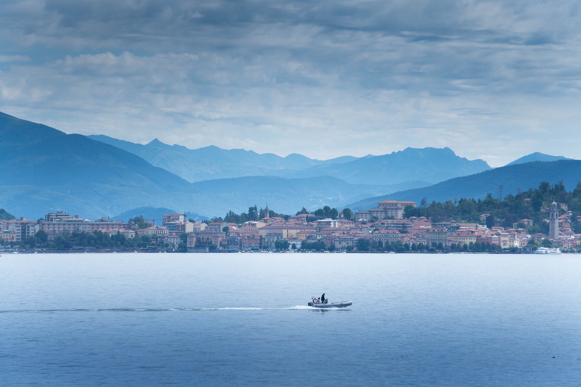 lake-boat 5063999_1920.jpg