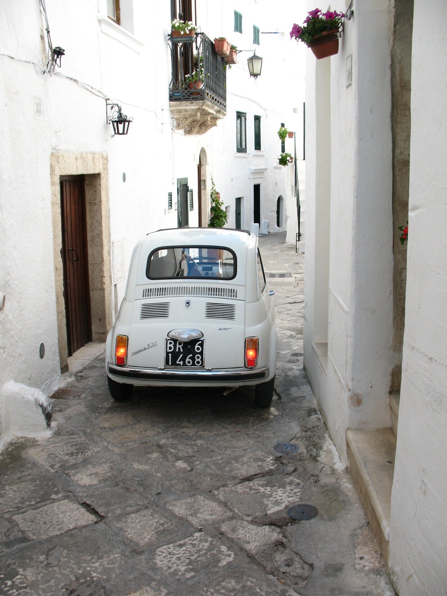 ostuni fiat 500 alley-1858331_1920.jpg