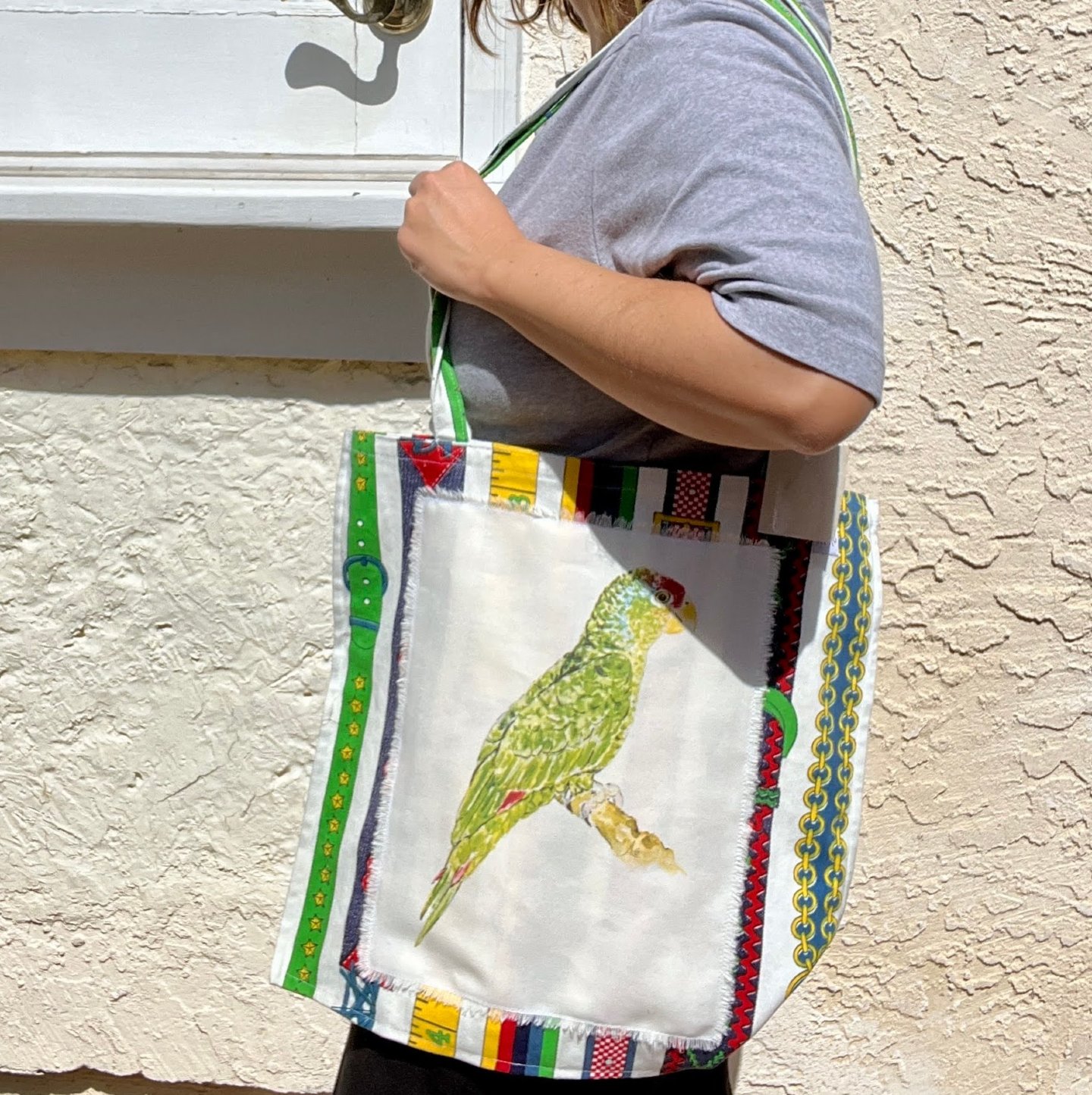 MuXu Parrot Tote Bag! 🦜

We designed a zero-waste pattern to make the most of a vintage cotton fabric (every bit of it was used), even for the straps. We finished the seams with a French seam technique to protect the raw edges and make the bag more 