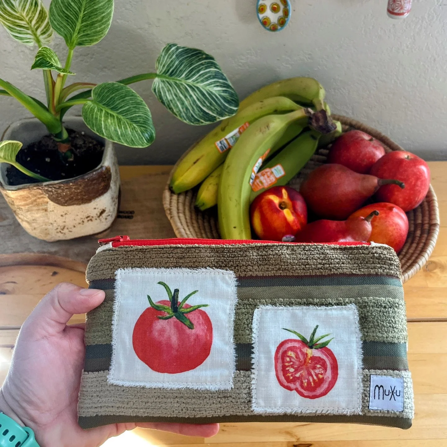 🍅 Keep your essentials organized with our Long MuXu Zipper Pouch…..now in a tomato design!
Perfect for pencils, makeup, cords, or even a mini first-aid kit.
• Made from reclaimed cotton swatches
• Printed with original tomato water