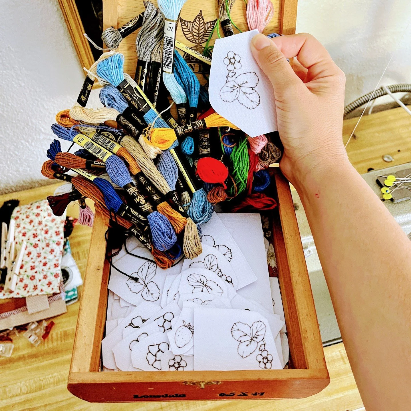 MuXu activity: From Watercolor to Stitch

What can you do with your embroidery after the workshop? 

Quite a lot, actually!

Turn it into a patch and sew it onto a jacket, a tote bag, a hat, or your favorite shirt. Frame it as a small piece of art. K