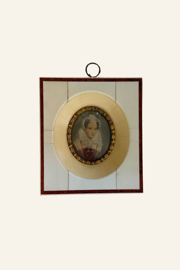 Piano key lady frame