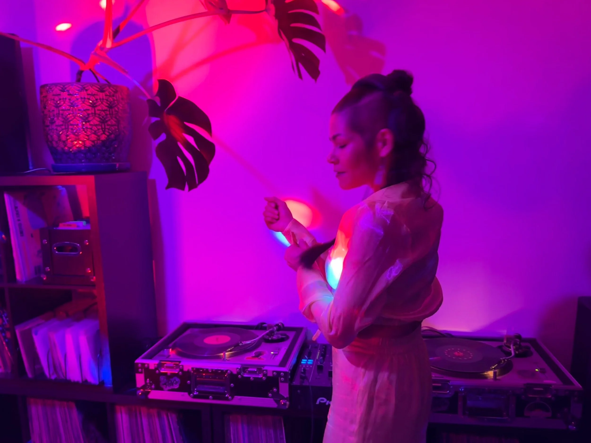 💖⚡️Rad studio shots by @zordonlaforge 

It&rsquo;s still summer, Chicago! I&rsquo;m embracing these warm weather days and nights with a few sets this week&mdash; 

📌 Tuesday, September 15th
@hotelzachary // 4:30-7:30pm
Chicago Cubs Pre-Game Set

📌