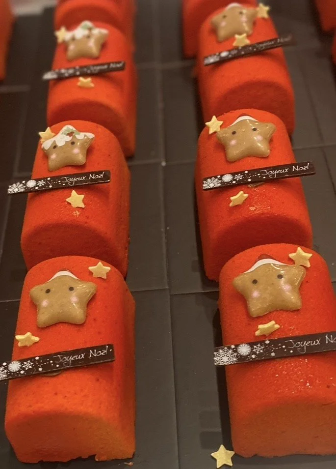 Mini White Chocolate & Raspberry Yule Log: Layers of moist raspberry biscuit, raspberry mousse, homemade raspberry jam, unctuous raspberry crémeux and Belgian white chocolate crème montée.
 Mini size serves 1-2.    $15.00
Available for pick up starti