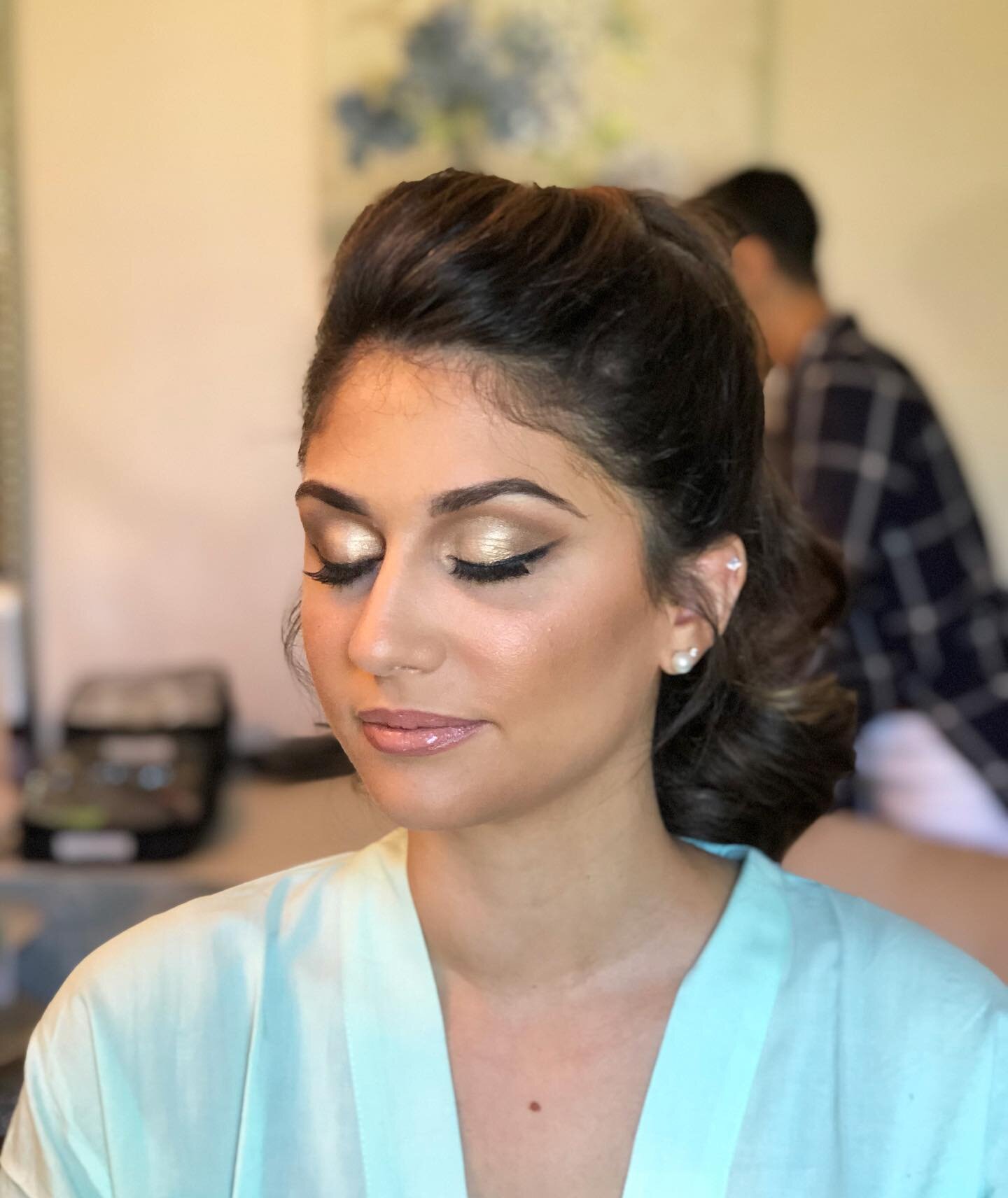 After about a year of having nowhere to go, I&rsquo;m loving this wave of getting glammed up for date nights, attending events/weddings or even for a bday brunch! We all deserve to feel cute 🤍 
How do we like this glistening lid, smoky wing liner, n