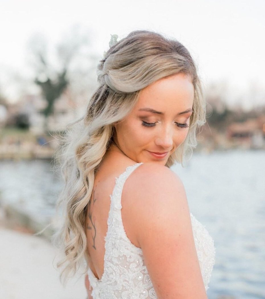 A soft and sweet look for this lovely girls big day 🤍 hair by @2dyeornot2dye 
.
.
#softglam #bridalsoftglam #bridalmakeup #bridalmakeupartist #weddinginspo #makeupinspo