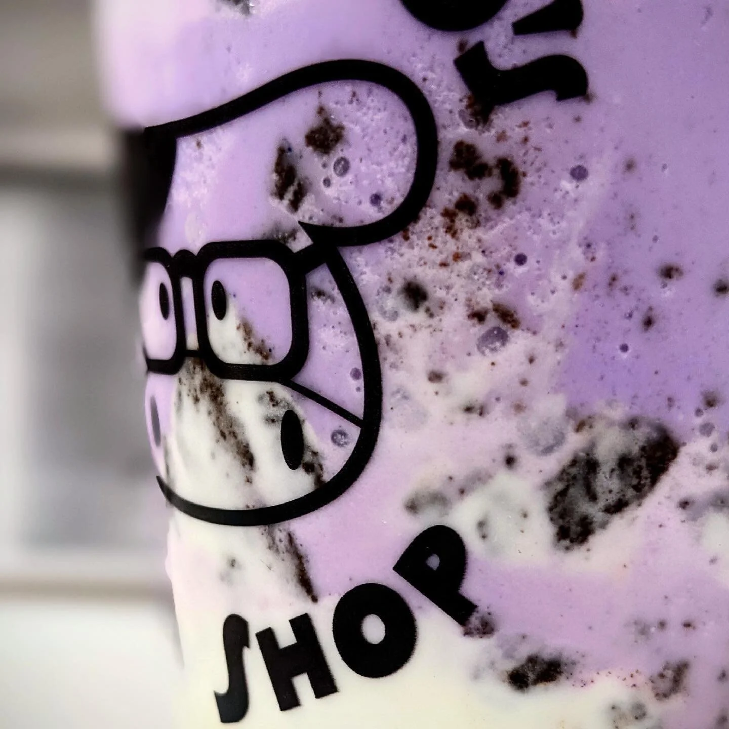 ☁️New Taro Cookie Cloud☁️
This drink will definitely have you floating in the clouds! 
&bull;
&bull;
&bull;
&bull;
&bull;
&bull;
 #bobameup #boba #bobatea #milehigheats #denverfoodscene #denver #denvercolorado #littletoncolorado #littletonsmallbusine