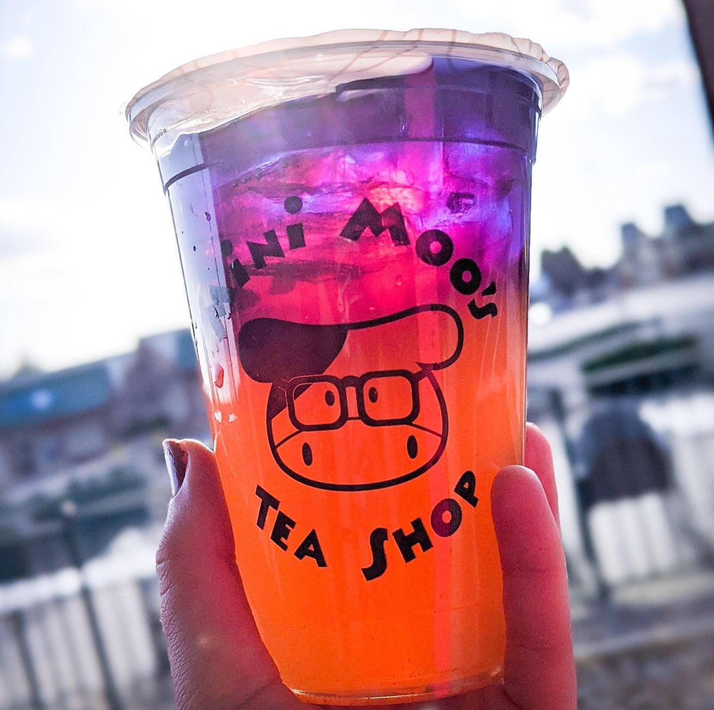 🧊THIS DRINK COULDN'T GET ANY COOLER 🧊
Please welcome our newest summer drink release: The Guava Sunset! 🌆
Refreshing and not too sweet, this exotic drink shines like a fantasy twilight when you put it up to the sun. Shake before you pop in and wat