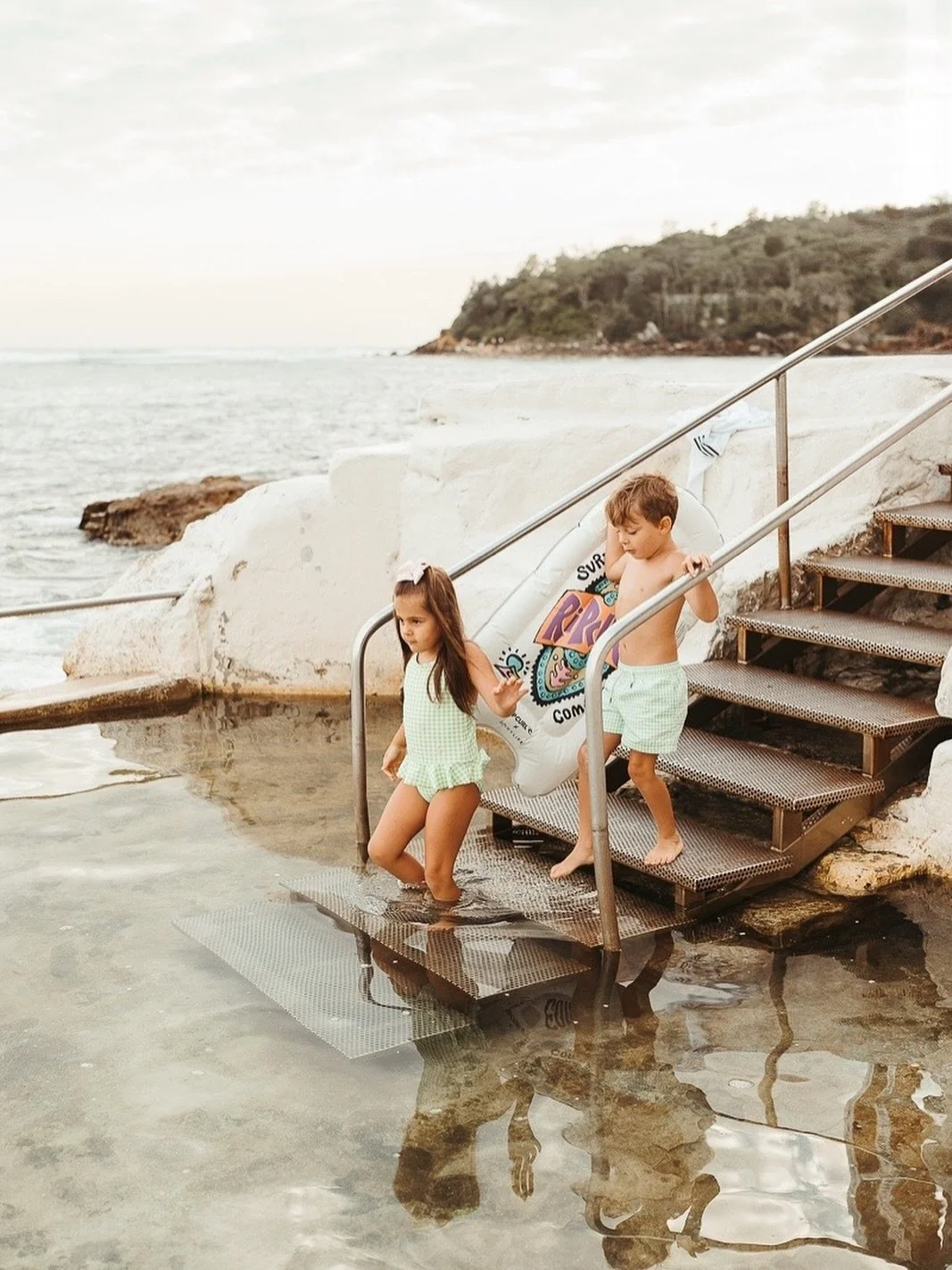 Summer is in the air, let&rsquo;s capture this season! 
Time to book your family photo session for the warmer months ☀️ 

2025 is filling up quickly - DM me or link in bio to book your session 📸🩷