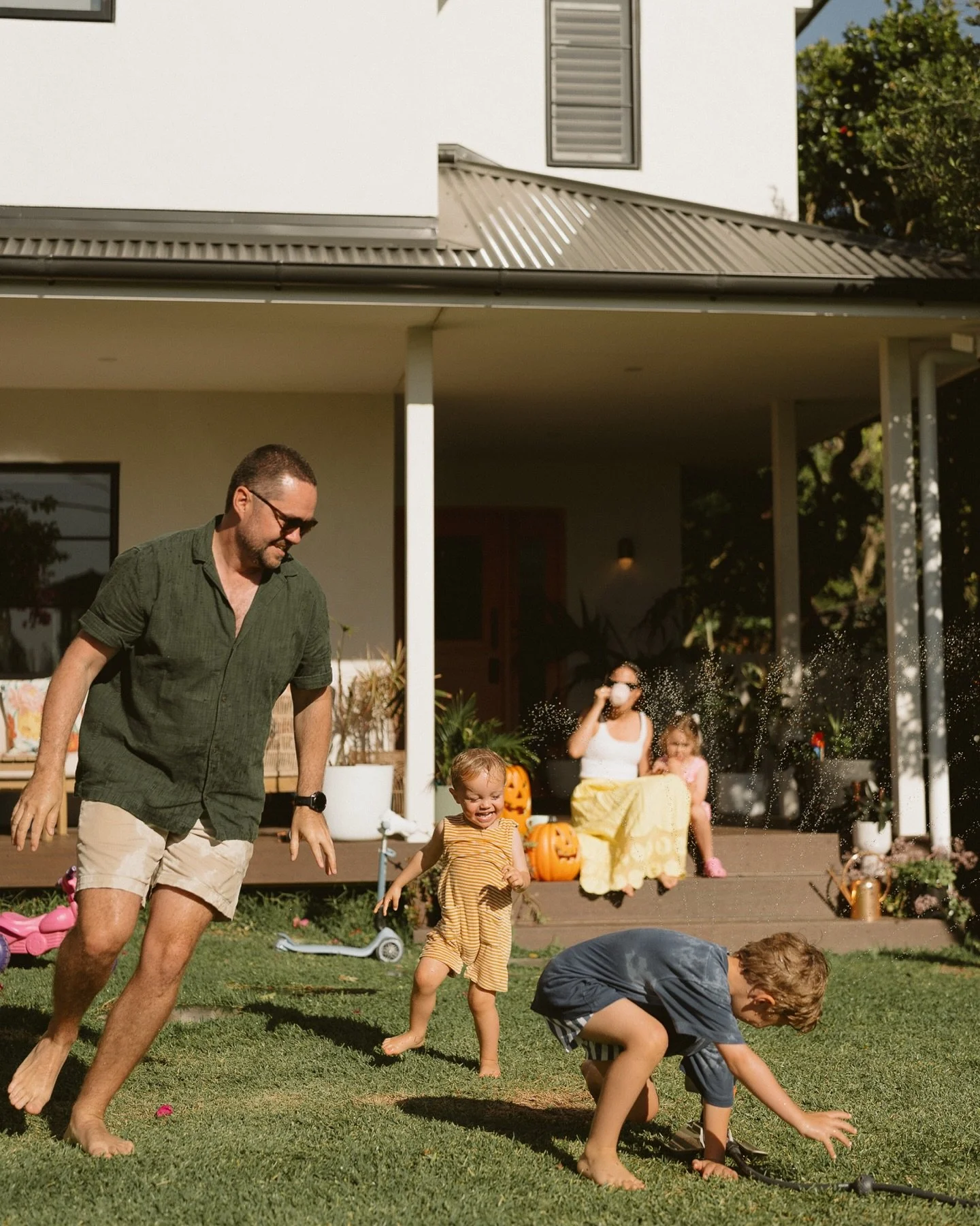 There&rsquo;s something special about photographing families at home. No rush, no posing, just you being you.

Morning coffees, babychinos, cuddles, giggles, and a bit of sprinkler fun in the sunshine 🌞

These are the moments that truly tell your st