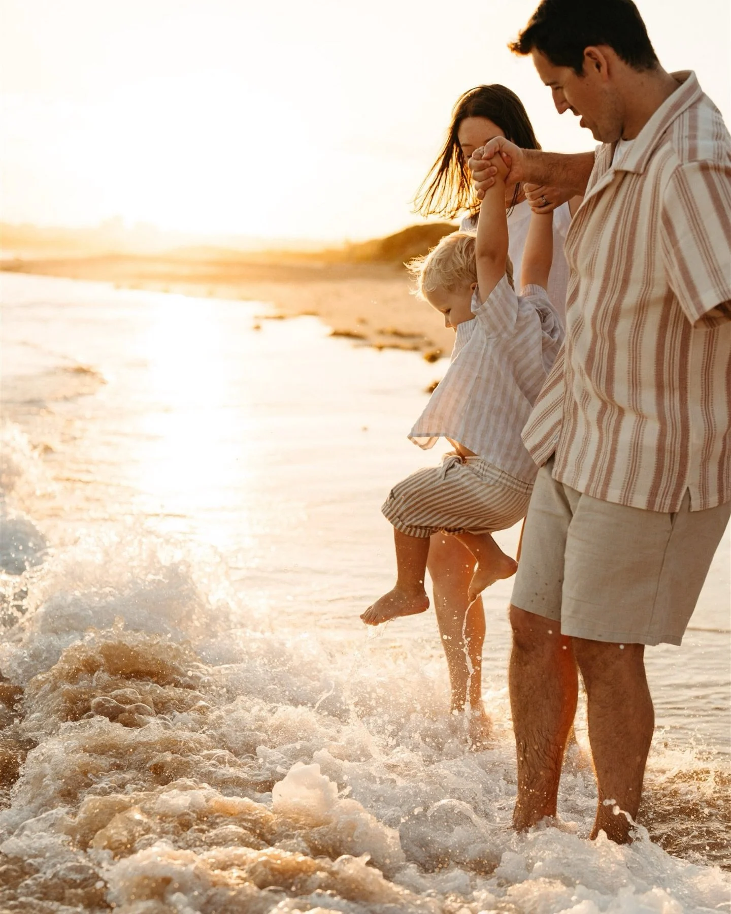 Sunset family photos with little ones? You&rsquo;ve got this.

With a little planning, little ones can really enjoy them too. Save this for your next family session ☀️

5 tips to help kids feel their best:

✨ 1.	Prioritise rest earlier in the day
Eve