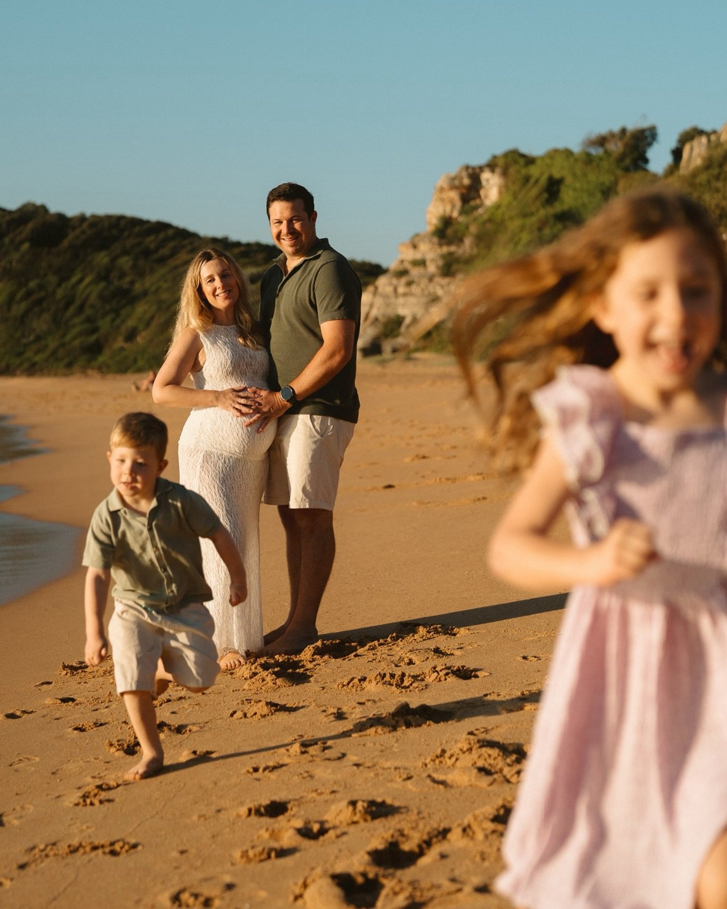 Barefoot kids. Golden light. A baby on the way.
This is what sunrise sessions are made for ✨

Relaxed, playful and full of movement, just how family photos should feel.
If you&rsquo;ve been thinking about a session while it&rsquo;s still warm, now&rs