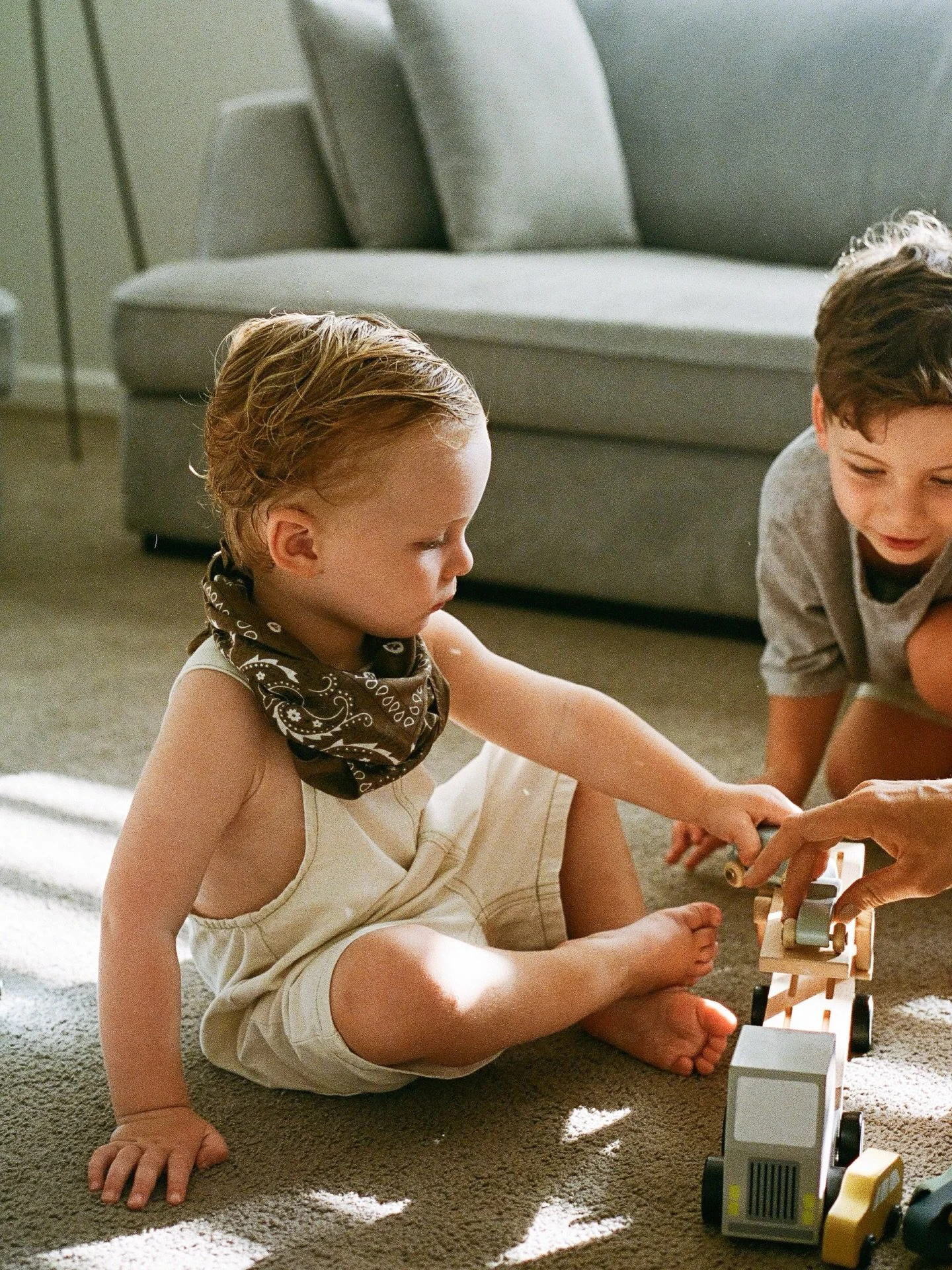 The kind of moments that feel small now.
Little hands, hallway laughter, mum in the middle of it all.
The beauty of 35mm film is how it holds onto the feeling 📷