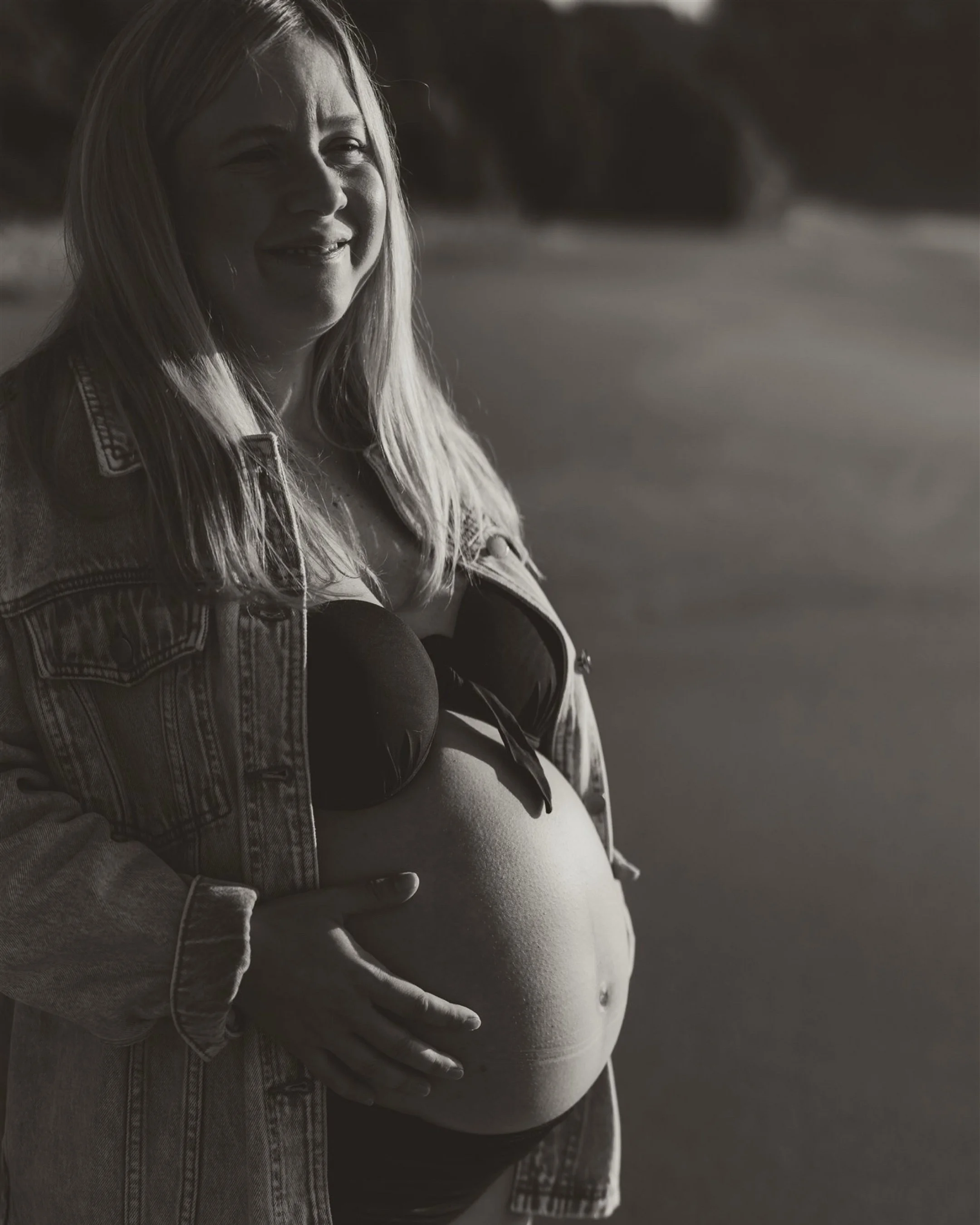 The only thing you need to bring to your maternity session is yourself (and that beautiful bump).

Everything else? I&rsquo;ve got you covered.

My client wardrobe is stocked with flowing dresses in neutral tones, and if you&rsquo;d rather keep it ca