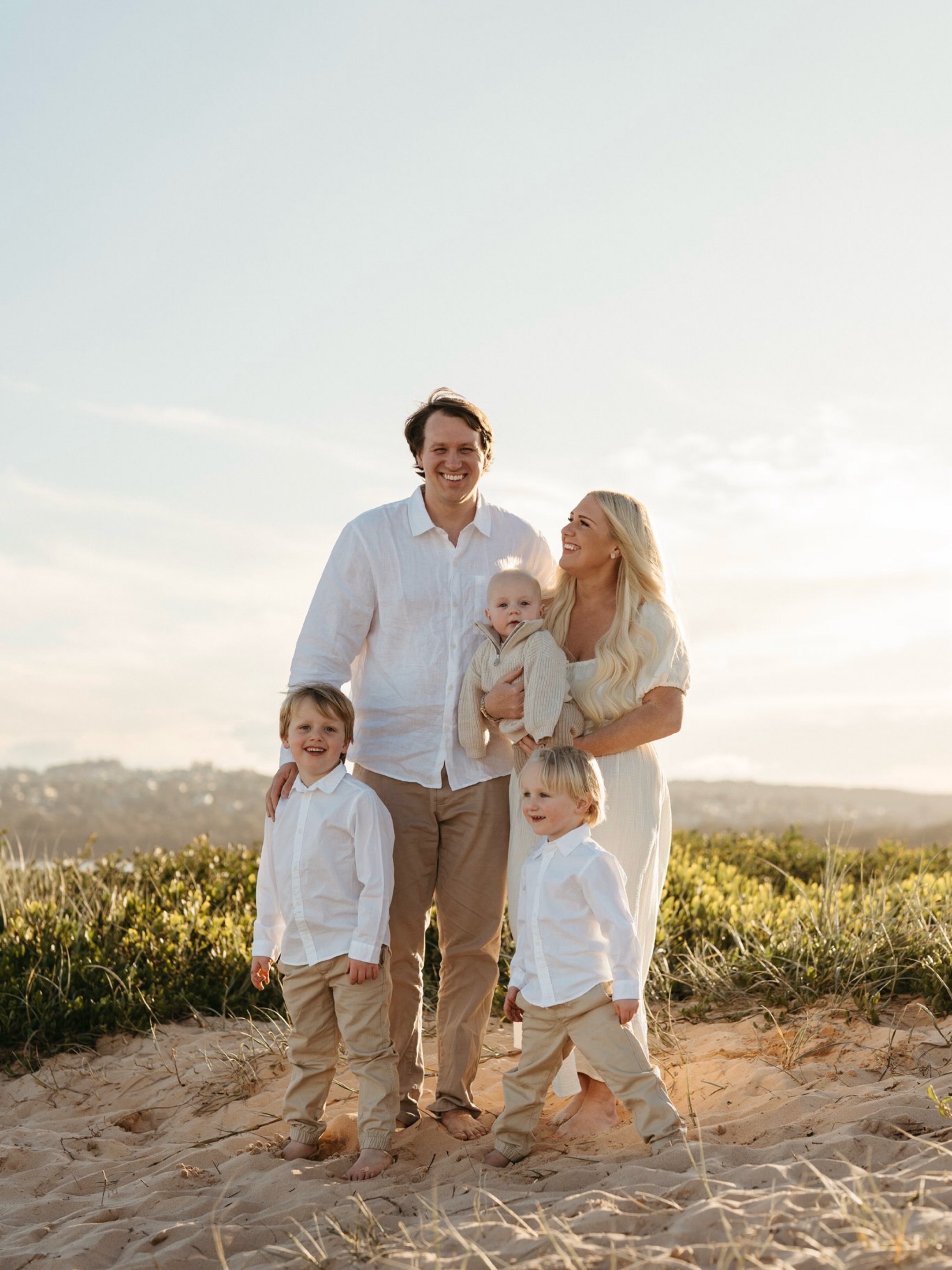 Beach season is calling ☀️ 

For beautiful family photos with warm summer vibes, now is the time to get them done!

Sunrise and sunset spots from now until the end of the year - I&rsquo;d recommend getting a spot soon so you don&rsquo;t miss out.

Ju