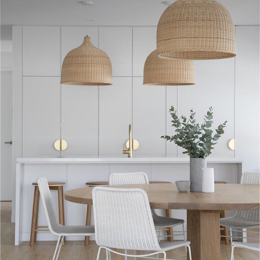 Gorgeous white on white kitchen inspo by @zephyr_and_stone #brass #whitekitchen #basketpendant