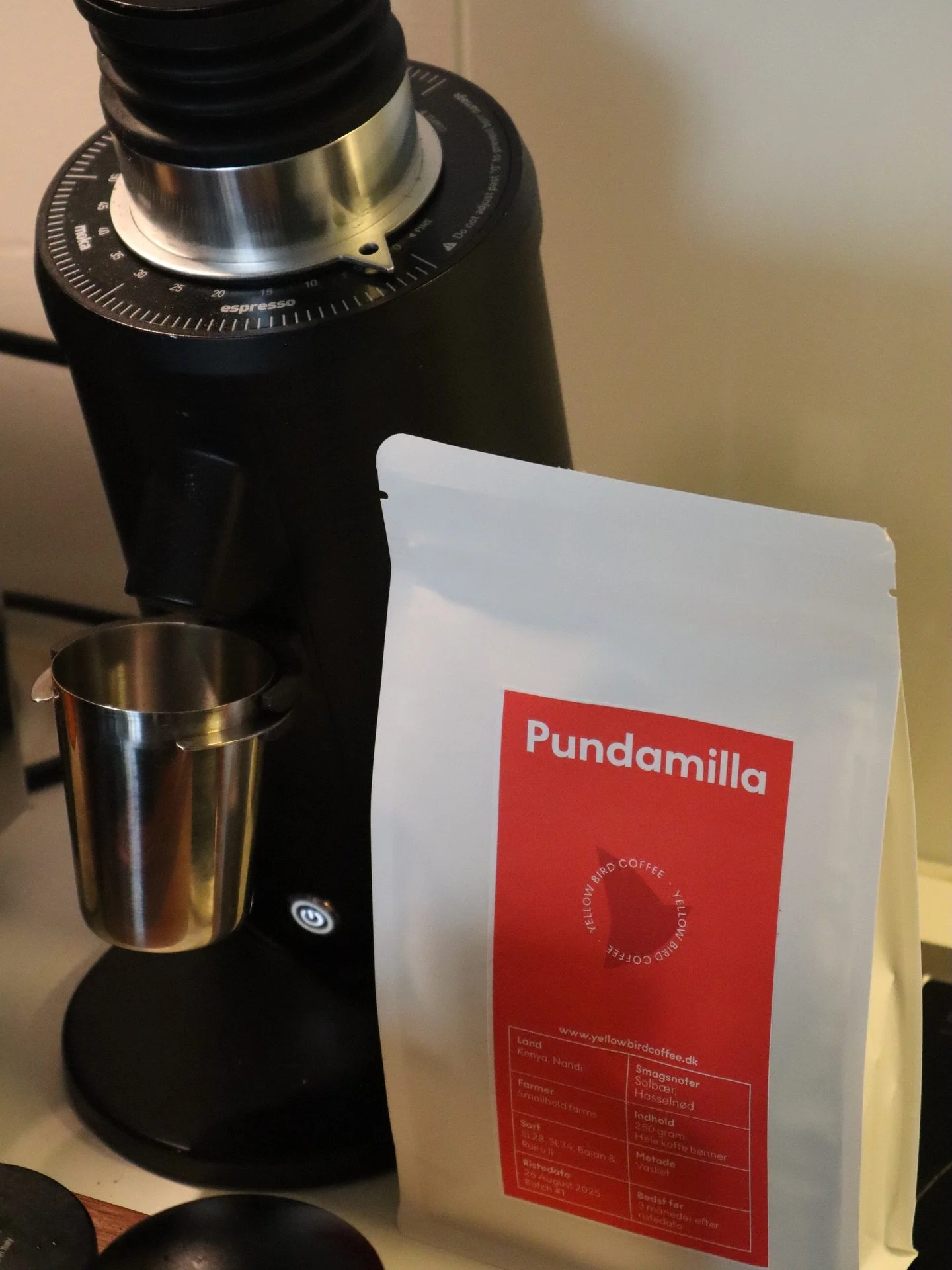 Today I (Noel) woke up with a craving of a juicy cup of East African coffee and Pundamilla from @yellowbirdcoffeecph delivered just that! 🫐

In the bag you find SL28, SL34, Baitu and Ruiru II, all bringing in brightness, a velvety body and complex f