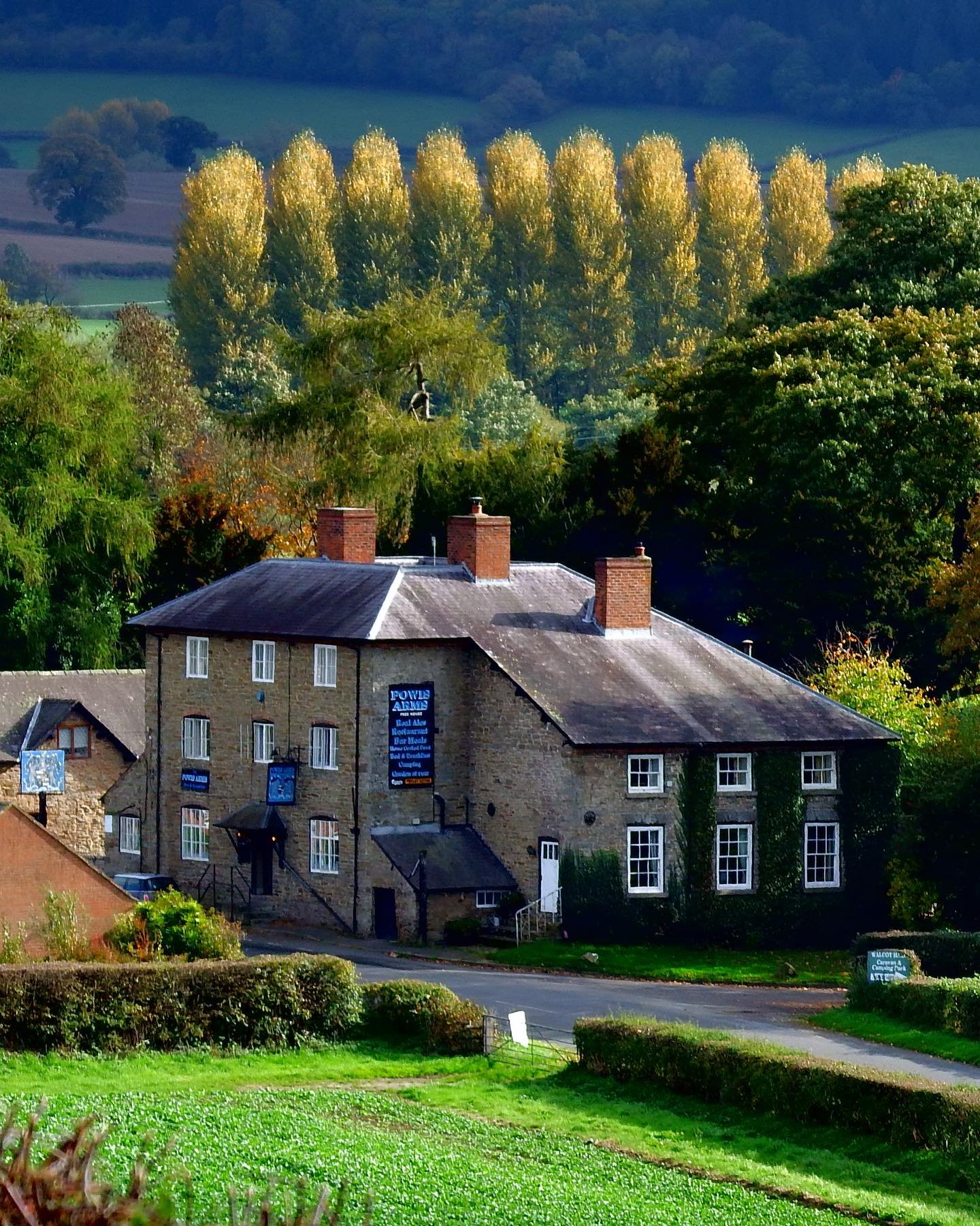 Stay and Dine with us at the @powisarms in the south Shropshire countryside 🌳🍻🛌 

The Powis Arms has four simple but comfortable bedrooms on the first floor of the pub. Three of the bedrooms have ensuite bathrooms and one has an ensuite shower ✨ 
