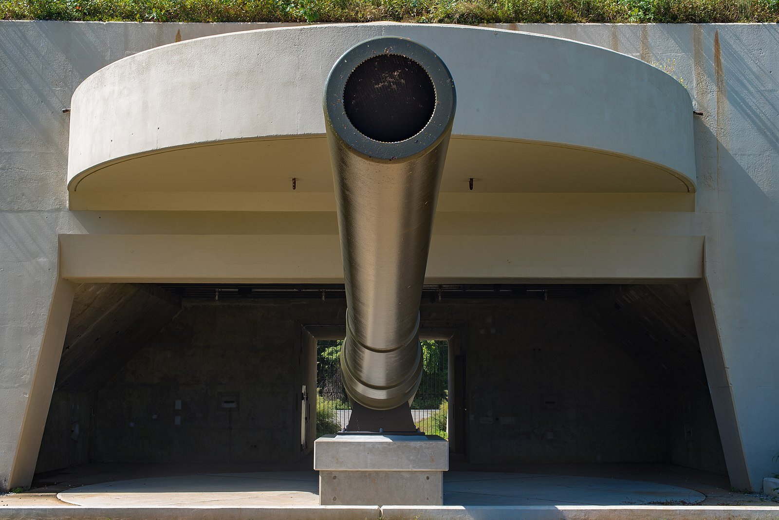 1600px-Battery_Lewis_Gun_Emplacement,_Hartshorn_Reservation,_Atlantic_Highlands,_NJ.jpeg