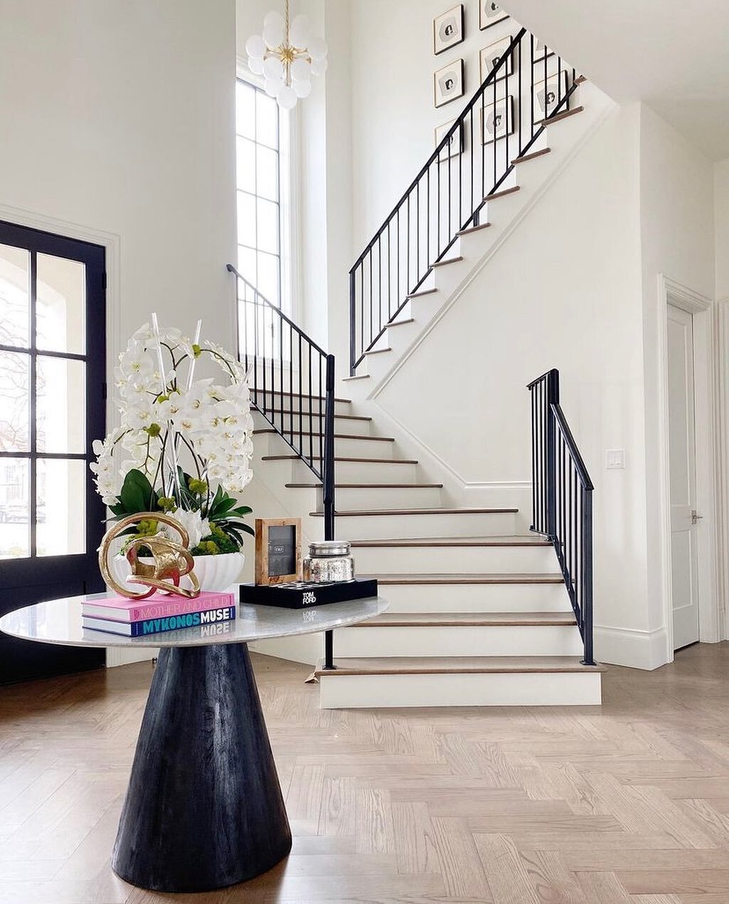 Stepping into the weekend!! 🙌🙌 #mourtonmanor &bull;
&bull;
&bull;
&bull;
&bull;
&bull;
&bull;
&bull;
#entrywaygoals#entryway#housebeautifulhome#beautifulhousestyle#customstairs#dallashomes#dallasdesigners#dmagazine#candysdirt#stylemepretty#styleins