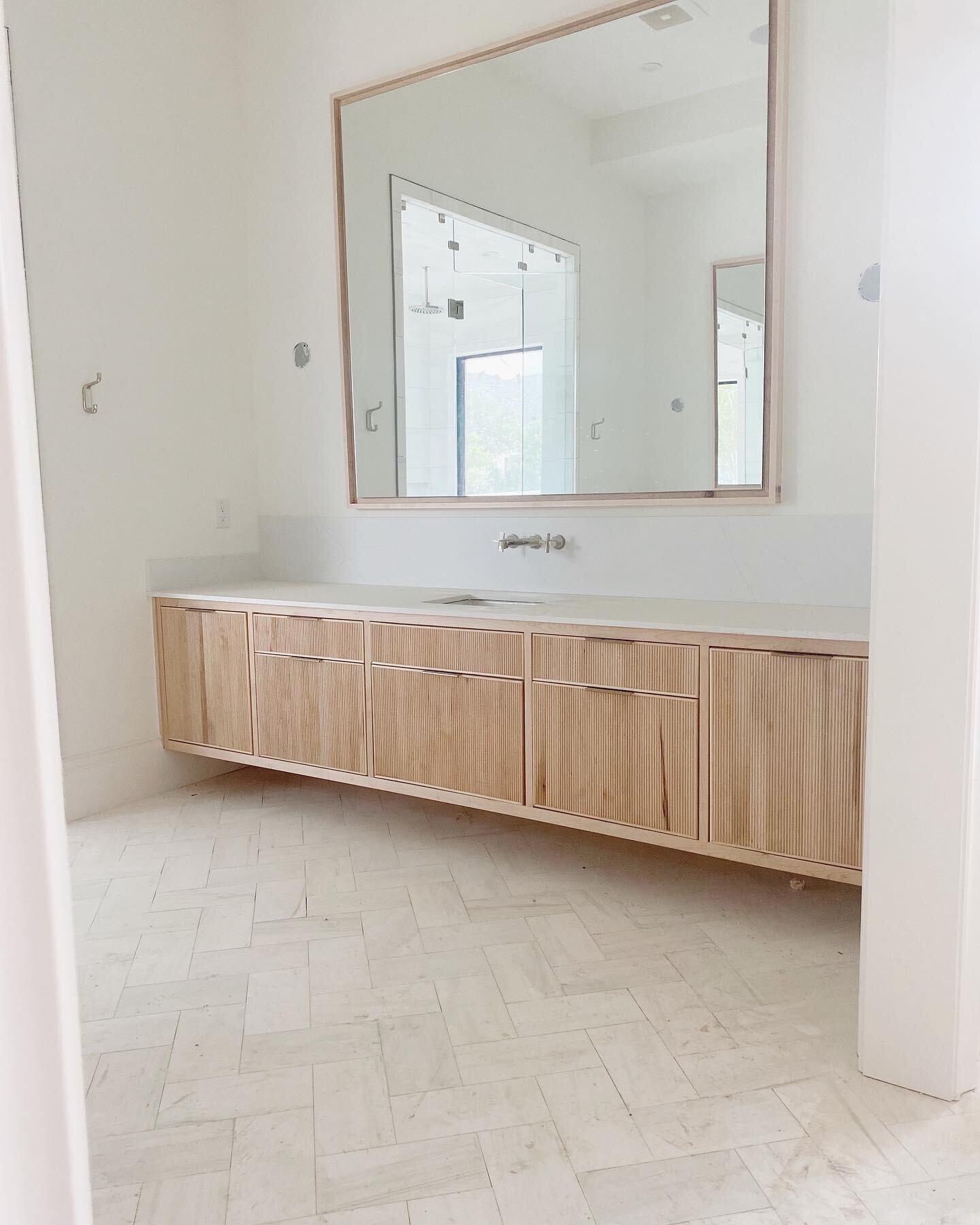 This floating vanity in the master bathroom at #mourtonmakeitadouble 🔥. 
&bull;
&bull;
&bull;
&bull;
&bull;
&bull;
&bull;
&bull;
&bull;
&bull;
#masterbathroomdesign#masterbathroomideas#masterbathroomgoals#bathroomsofinsta#bathroomsofig#masterbathroo