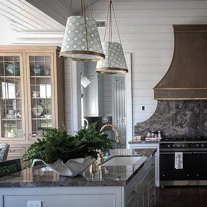 The fruits of a custom build&hellip;.a space exactly as the client envisioned. 

#customkitchen #customhomes #houstoncustomhomes #houstoncustombuilder #aggiebuilder #customhood #hoodvent #kitchenisland #shiplapwalls #woodandbrass #frenchrange #custom