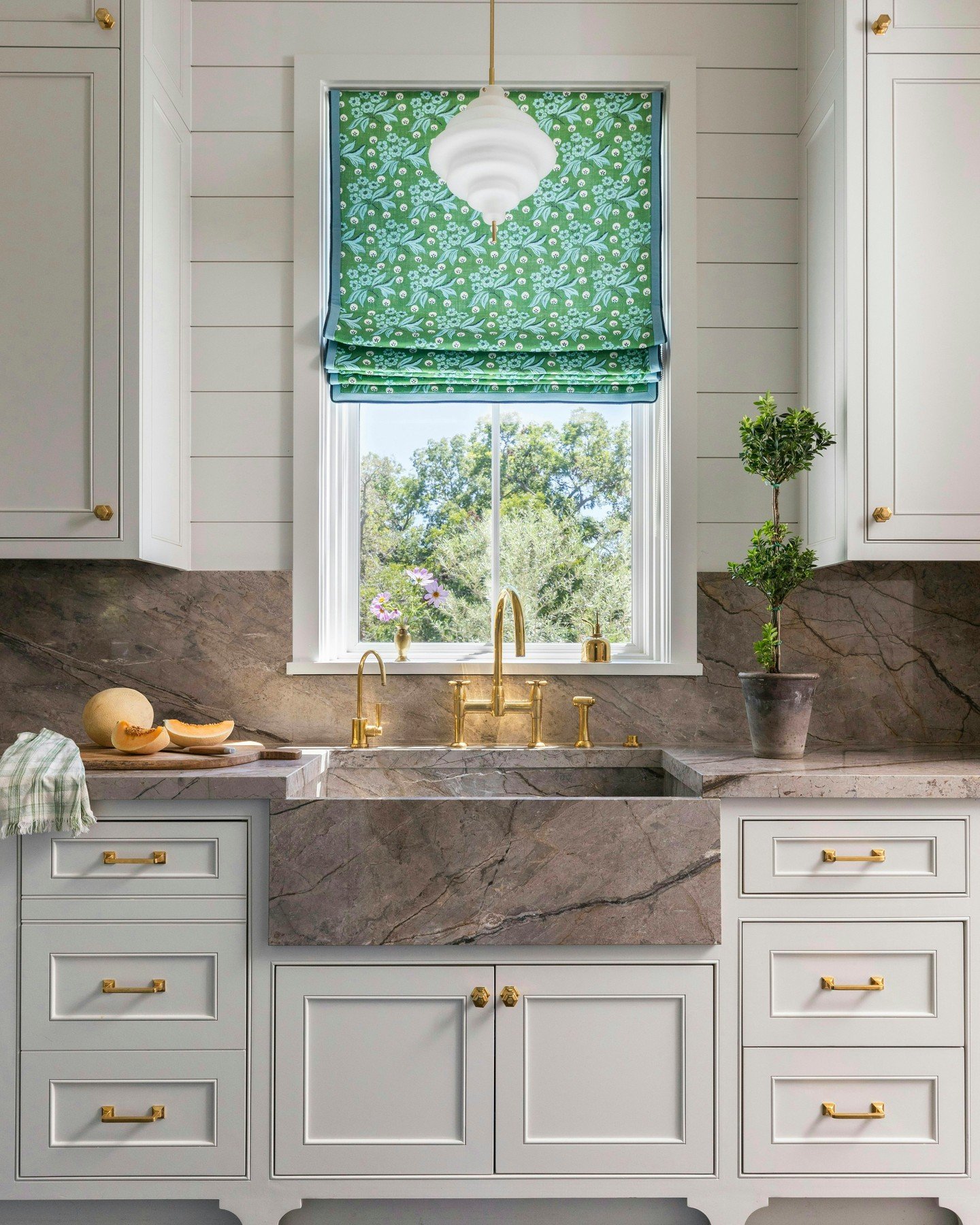 We fabricated this farmhouse sink directly from a single marble slab. Uninterrupted quality stone built to take on generations of daily use.

Interiors: @sarahliuzzidesign
Architecture: @reagan_andre_architecture

#GunnConstructionAndBuilding #Housto