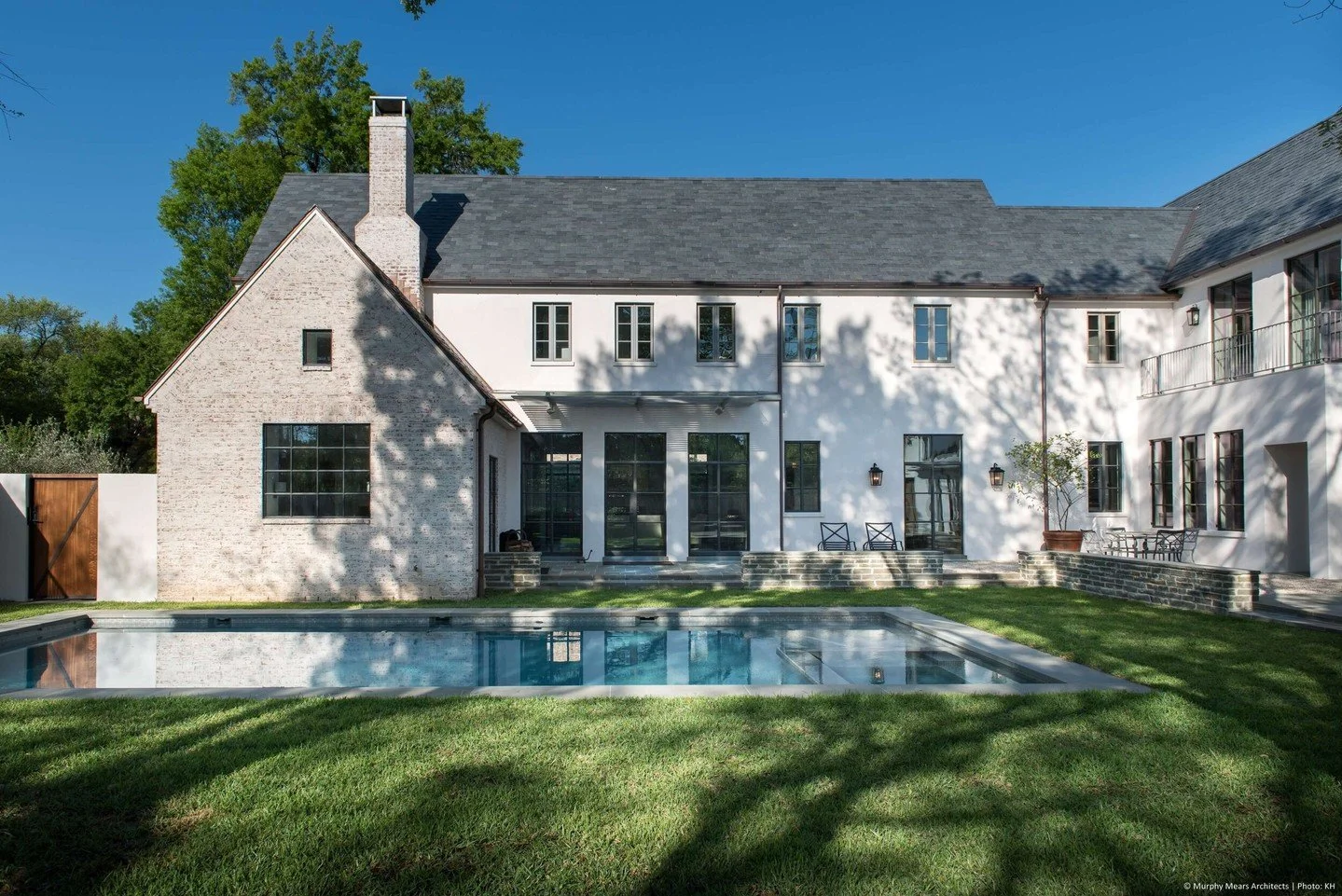 River Oaks precision meets modern performance. Hopes steel windows anchor the design while AAC block walls provide the kind of structural integrity you can't see but will always feel.

Interiors: Howard Daily Interiors
Architecture: @kirbspace
Photog