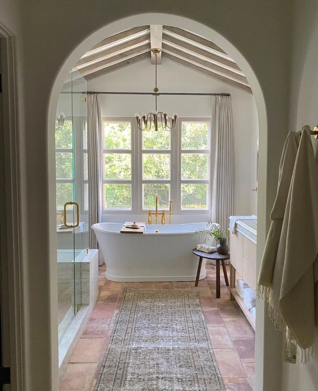 This River Oaks bathroom renovation respects the home's original architecture.

Interiors: @amberinteriors

#CustomHomes #LuxuryBuilder #BathroomDesign #MasterSuite #DreamHome #RiverOaksStyle #GunnConstructionAndBuilding