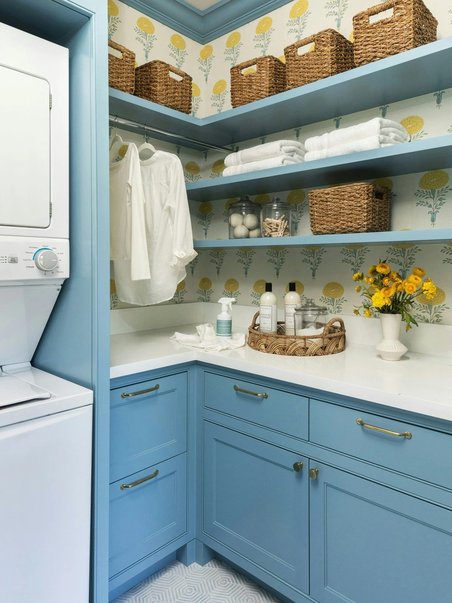 We built this laundry room to work as well as it looks. Custom cabinetry and durable finishes come together in this efficient layout.

Interiors: @sarahliuzzidesign
Architecture: @reagan_andre_architecture

#LuxuryHomeBuilder #CustomHomeConstruction 