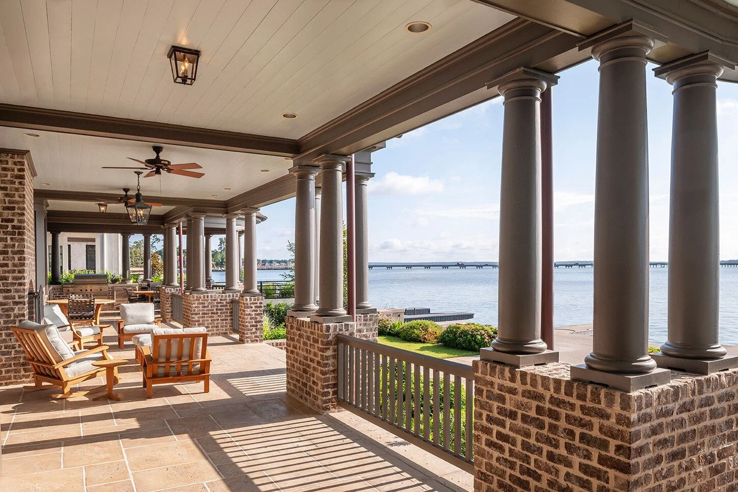 We don't build porches. We build outdoor rooms with all the fine details of indoor rooms!

Architecture: @hillswiftarchitect
Photographer: @pablopixo

#CustomHomeBuilder #LakefrontConstruction #LakesideLiving #OutdoorEntertaining #DreamHome #LuxuryLi