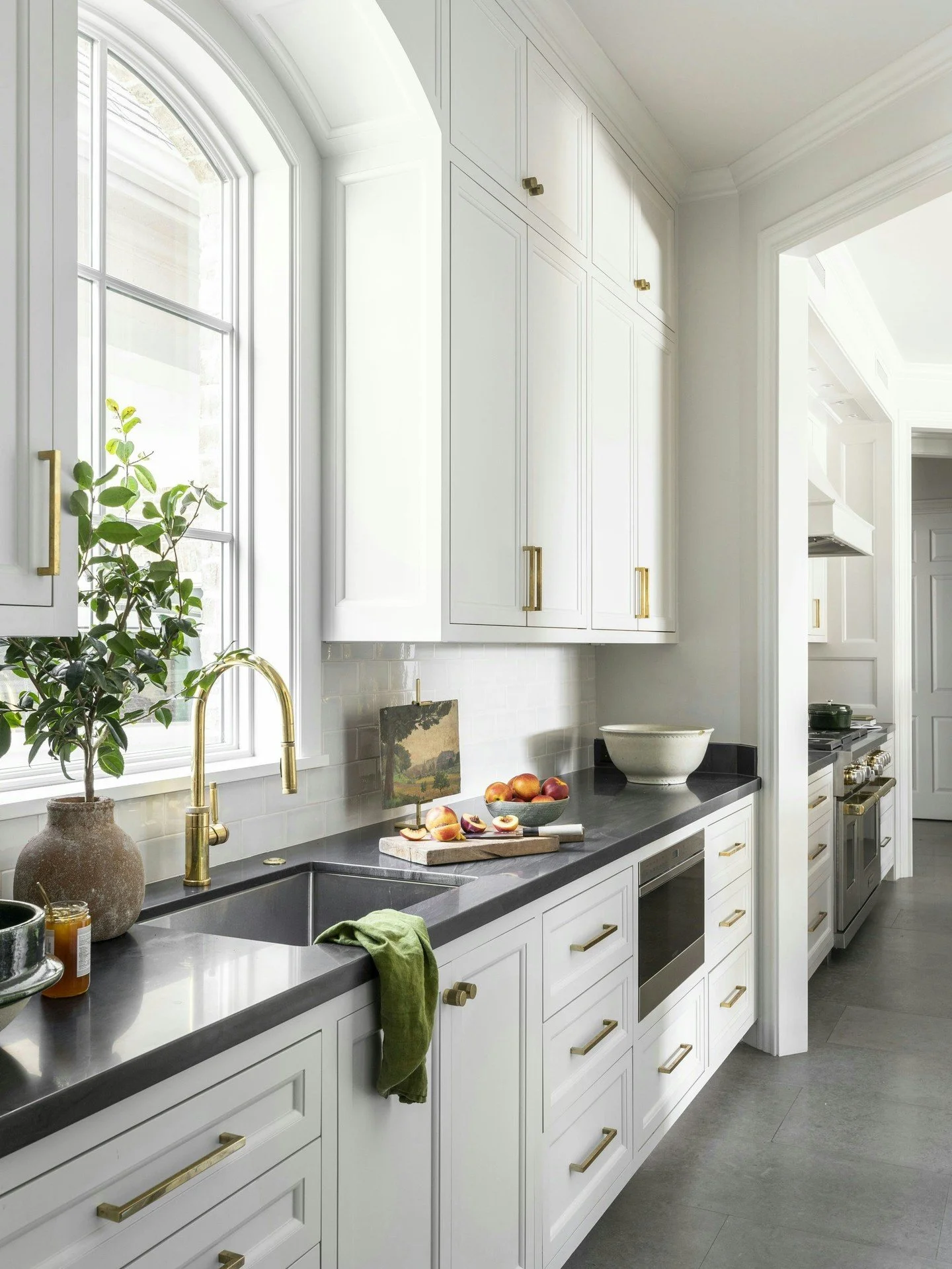 Classic materials, executed with precision. 

Interiors: @luxelivinginteriors
Architecture: @paulnbrowarchitect

#HomeRemodeling #CustomBuilder #KitchenRenovation #LuxuryKitchen #DreamHome #ModernLiving #GunnConstructionAndBuilding