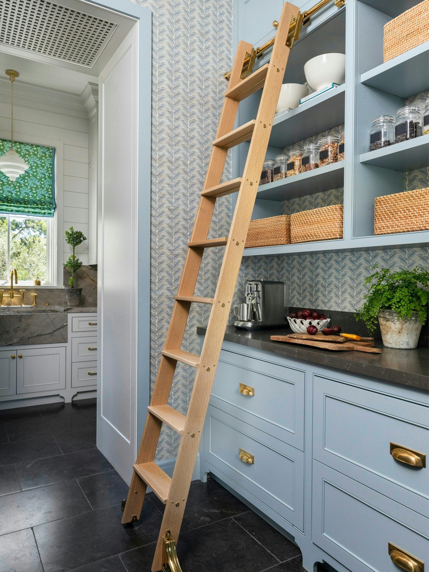 Perfection isn&rsquo;t an accident. It&rsquo;s our standard.
At Gunn Construction &amp; Building, exceptional craftsmanship and meticulous attention to detail are never optional; they&rsquo;re expected.

Interiors: @sarahliuzzidesign
Architecture: @r