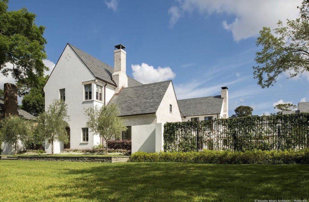 Built different (literally). AAC block walls wrapped in stucco mean better insulation, zero rot, and a house that stays quiet inside no matter the chaos outside.

Interiors: Howard Daily Interiors
Architecture: @kirbspace
Photographer: Kyle Humphries