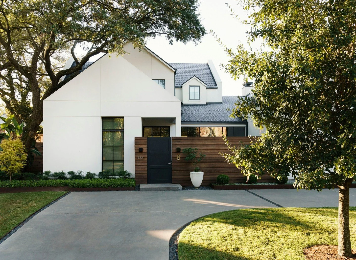 New construction on an existing urban lot created a blank slate for this Afton Oaks project. 

Architecture: @eubanksgrouparchitects
Photographer: @jet1220
Landscape: @exteriorworlds

#CustomHomeBuilder #LuxuryHomeBuilder #ModernArchitecture #Contemp