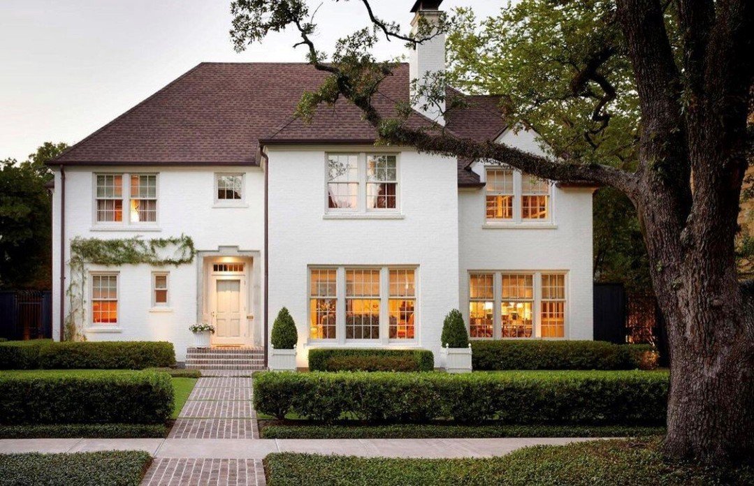 A thoughtful full remodel brought this 1940s Southampton home into a new chapter&mdash;honoring its history while extending its life for generations to come.

Architecture: @curtisandwindham
Interior Decorator: @jrandallpowers
Landscape: @lansonbjone